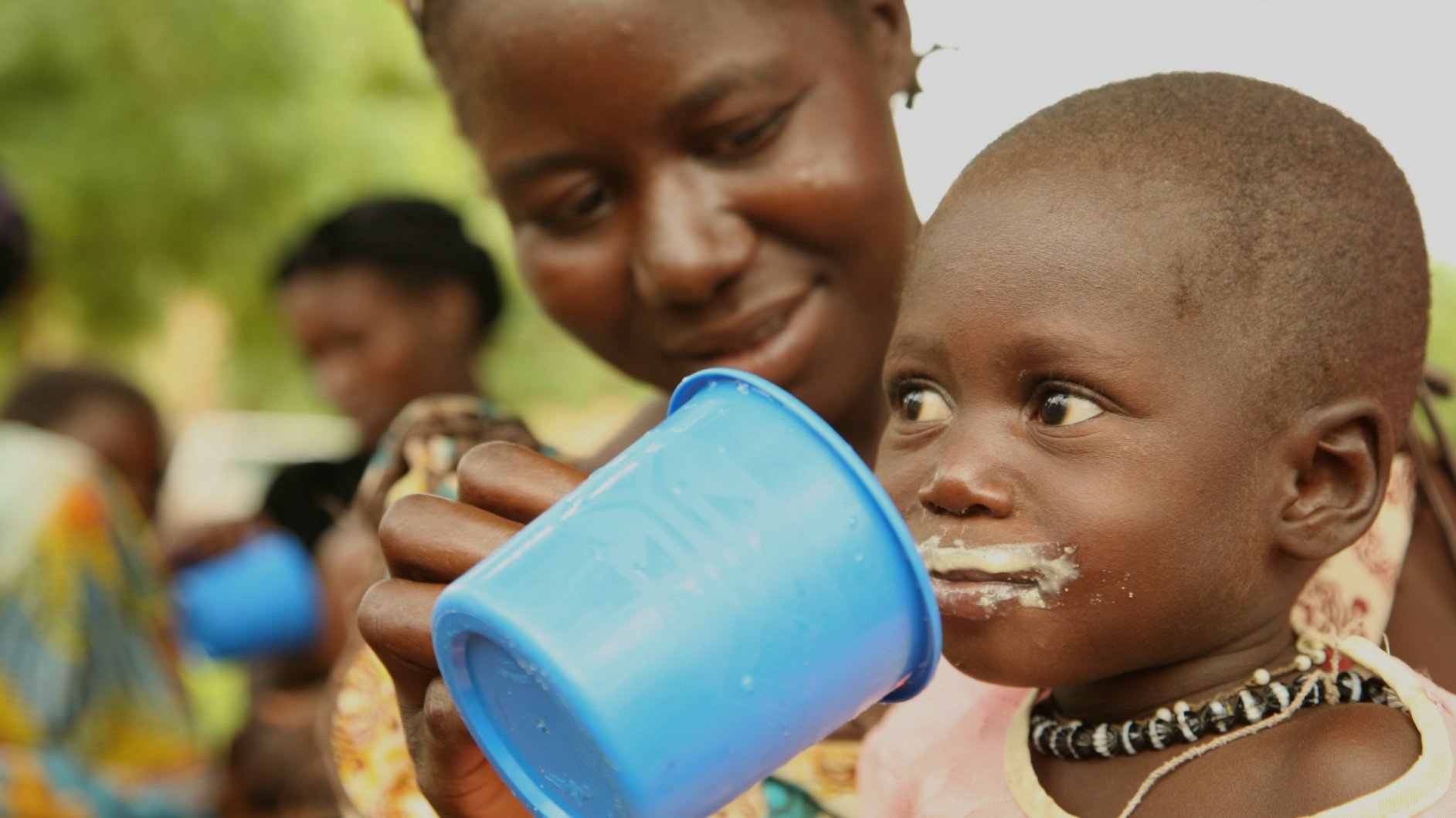 Eine Mutter füttert ihr Kind, Mali, 2008. 