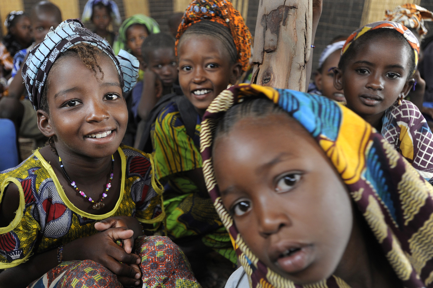 Vier Mädchen lachen in die Kamera