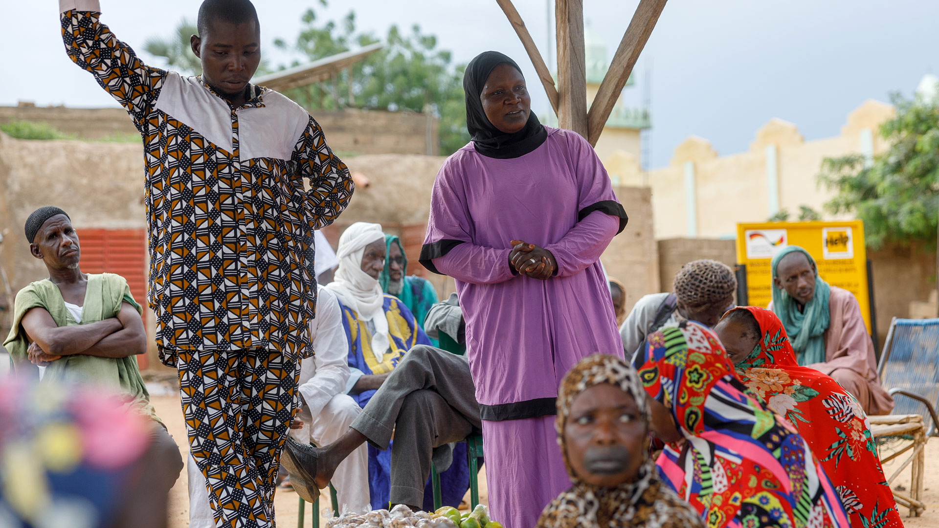 Fanta Diarra bei der Durchführung einer Informationsveranstaltung mit anderen Dorfbewohner*innen in Dialango, Mopti, Mali. Die Welthungerhilfe hat sich zum Ziel gesetzt, die Ernährungssicherheit und Widerstandsfähigkeit der Binnenvertriebenen sowie der sie aufnehmenden Gemeinden in der Region Mopti zu stärken.
