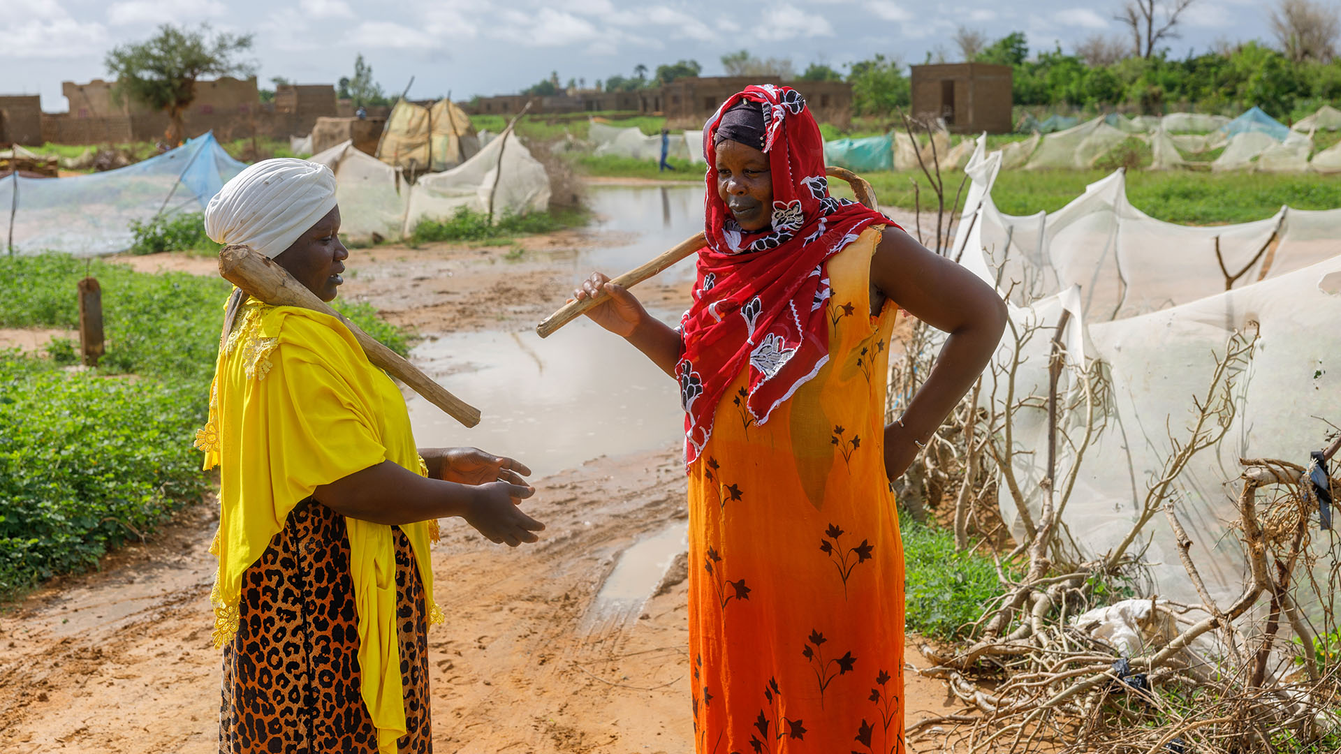 Fanta Diarra im Gespräch mit einer Bäuerin aus dem Dorf. Dialango, Mopti, Mali August 2024, die Welthungerhilfe hat sich zum Ziel gesetzt, die Ernährungssicherheit und Widerstandsfähigkeit der Binnenvertriebenen sowie der sie aufnehmenden Gemeinden in der Region Mopti zu stärken.