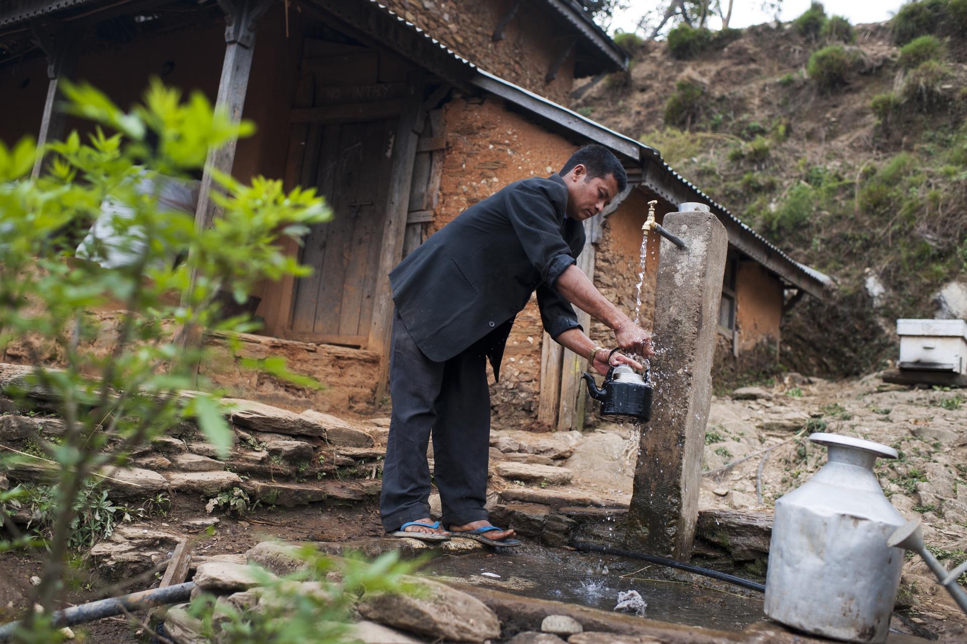 Sauberes Trinkwasser im Dorf Caughara, Nepal, 2012. 