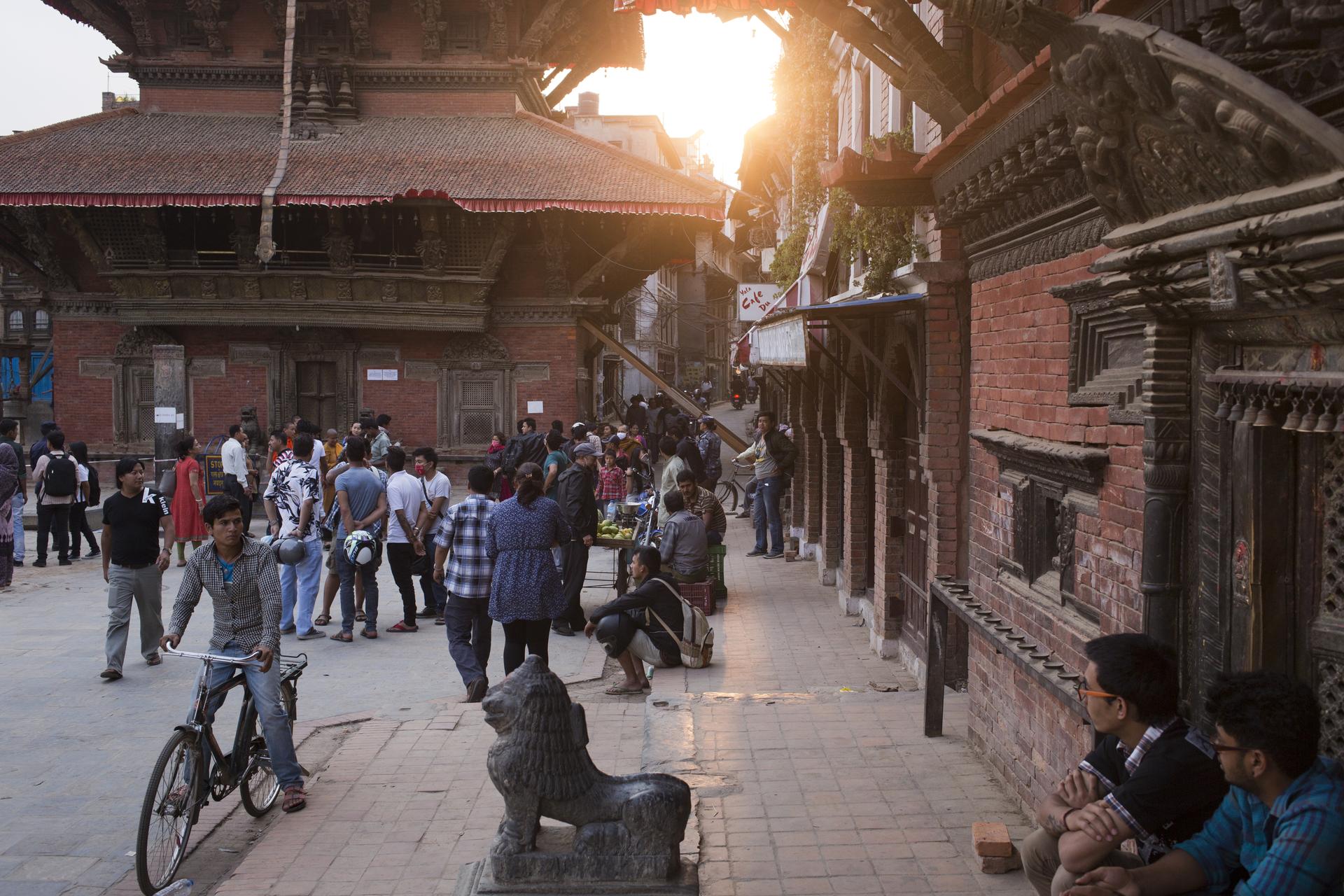 Straße in Nepal im Sonnenuntergang
