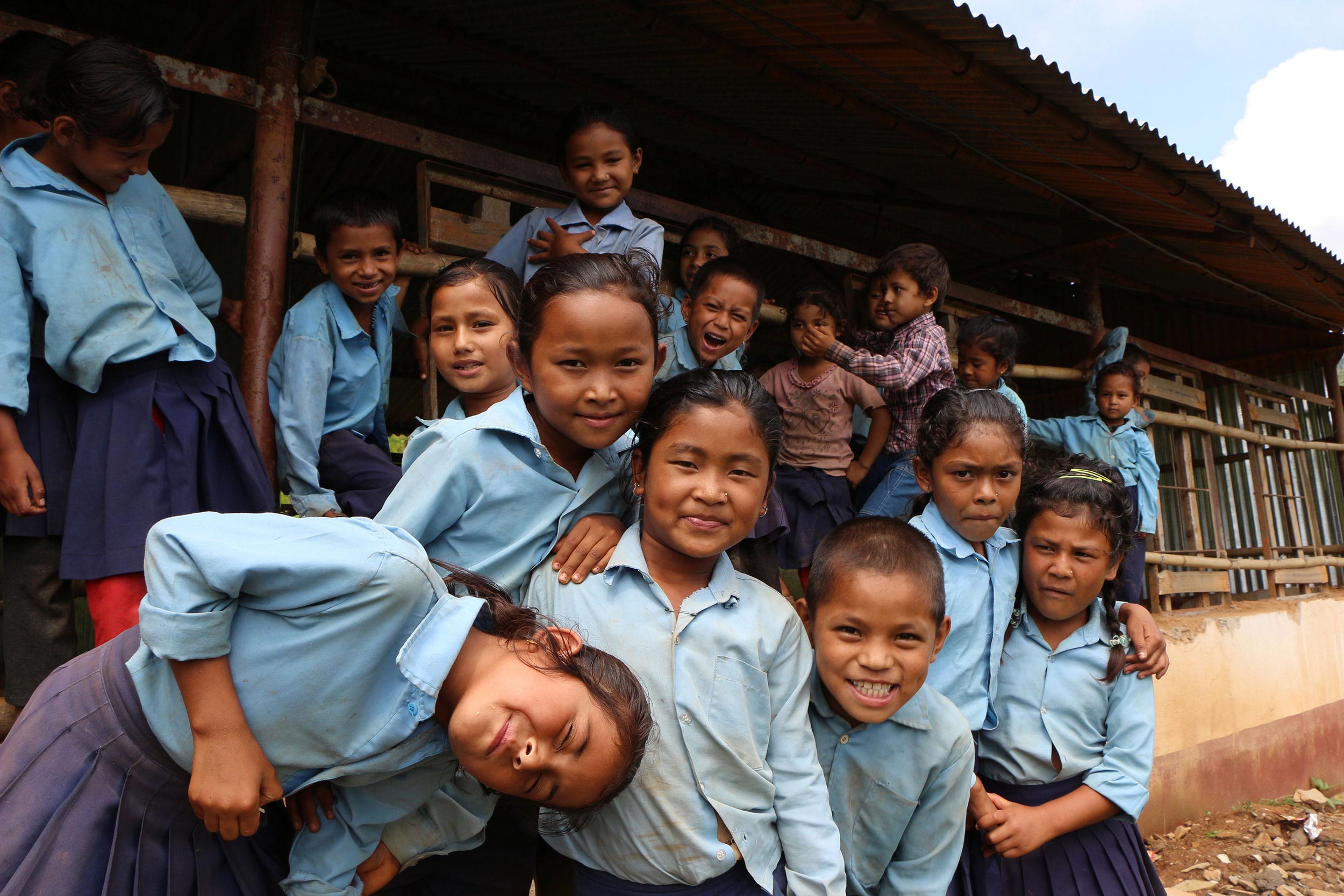 Kinder in Uniform vor einer Schule