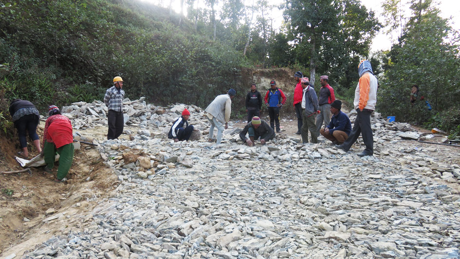Nepalesen räumen Trümmer auf
