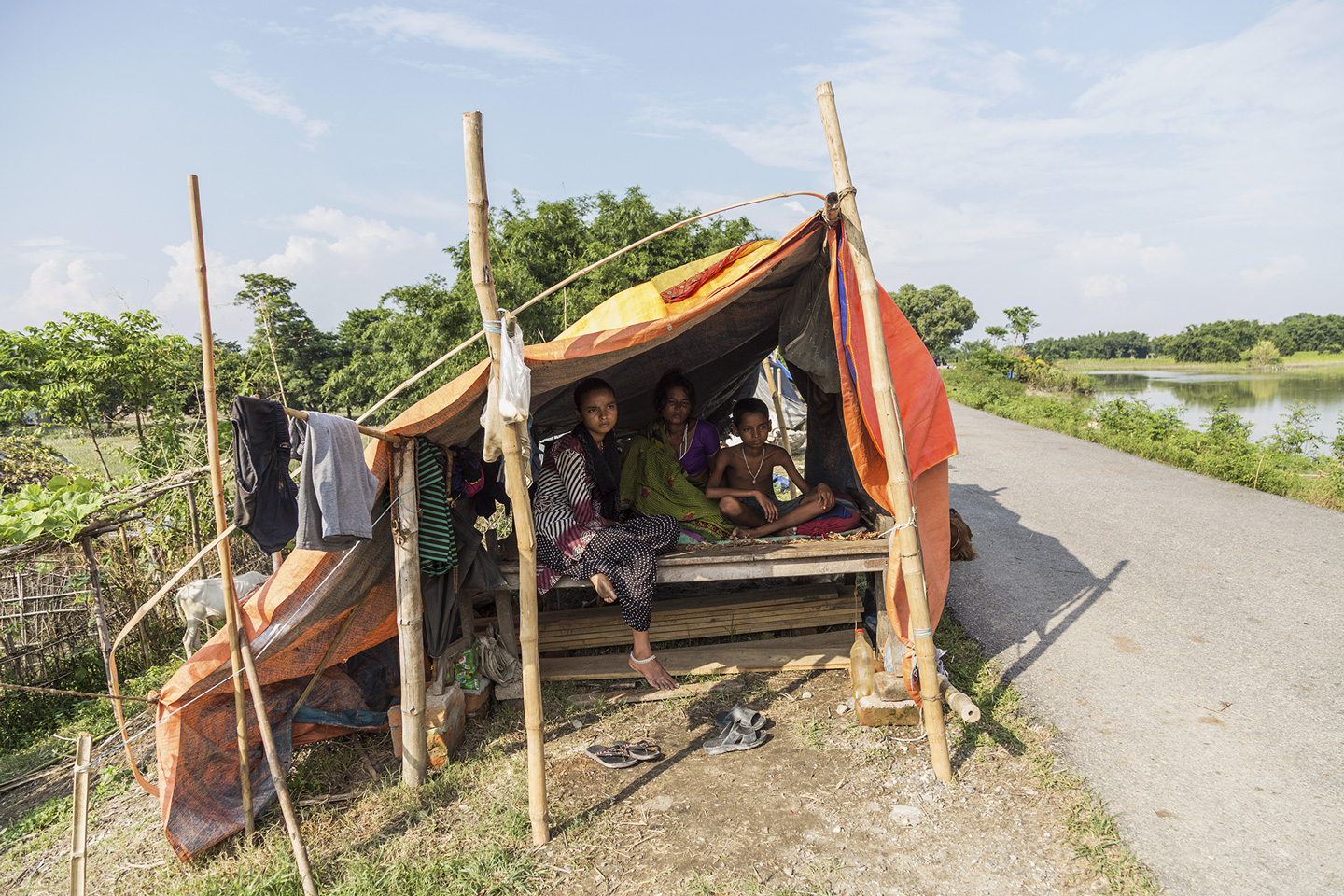 Flut in Nepal: Menschen leben in einem Zelt am Straßenrand