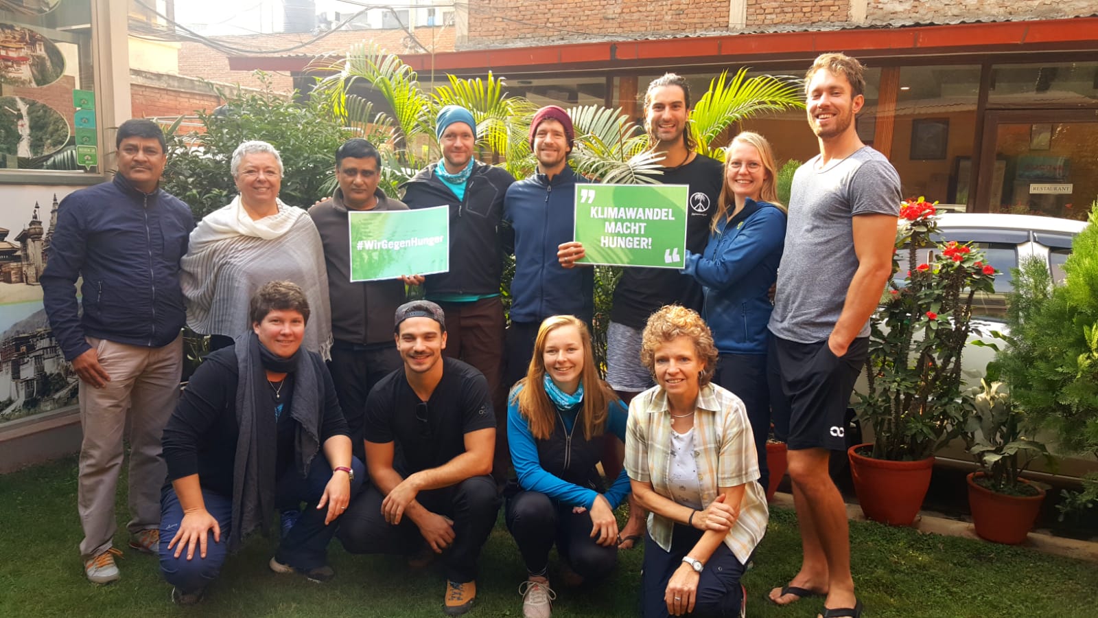 Gemeinsamer Projektbesuch in Nepal Original Bootcamp und Mitarbeitende der Welthungerhilfe