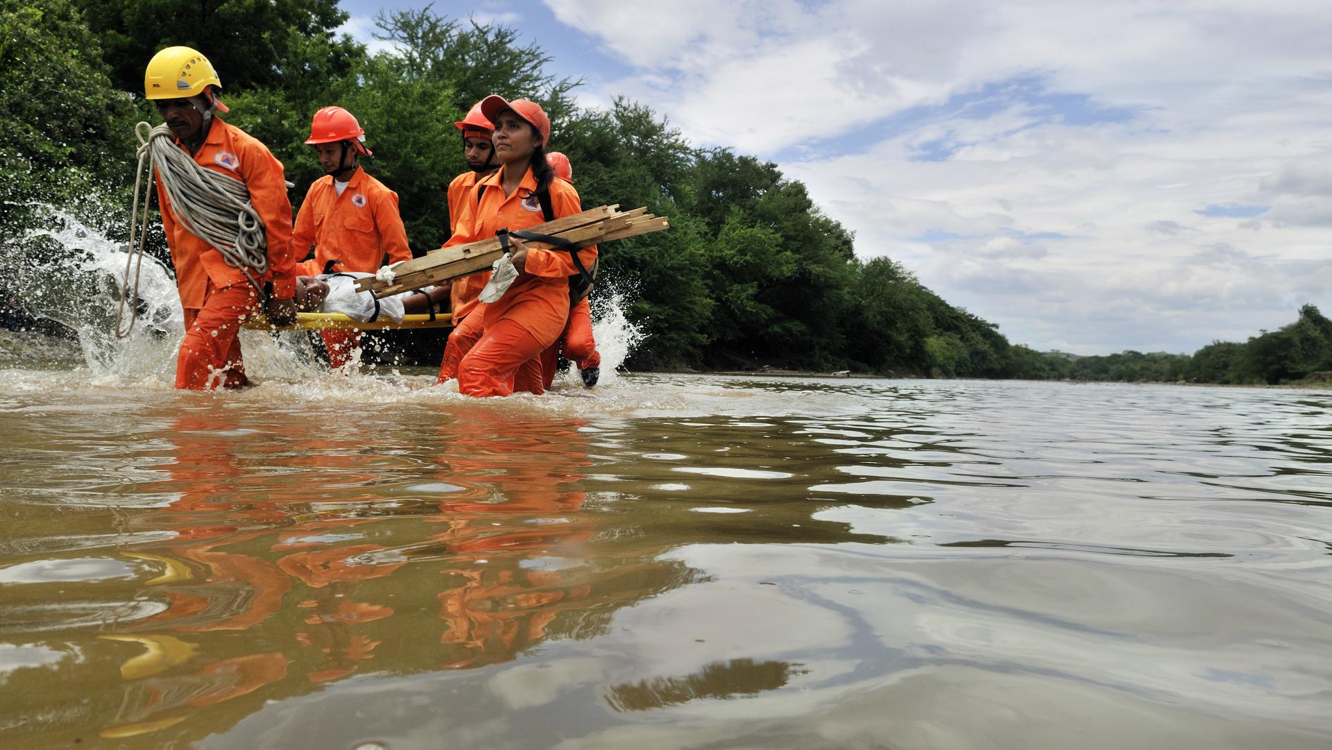 Rettungskräfte evakuieren einen Verletzten im Hurrikan-Gebiet in Nicaragua