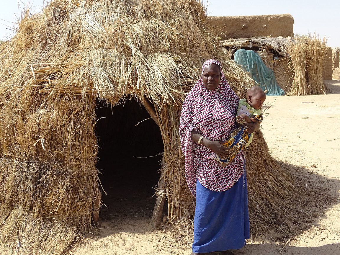 Frau mit Baby auf dem Arm