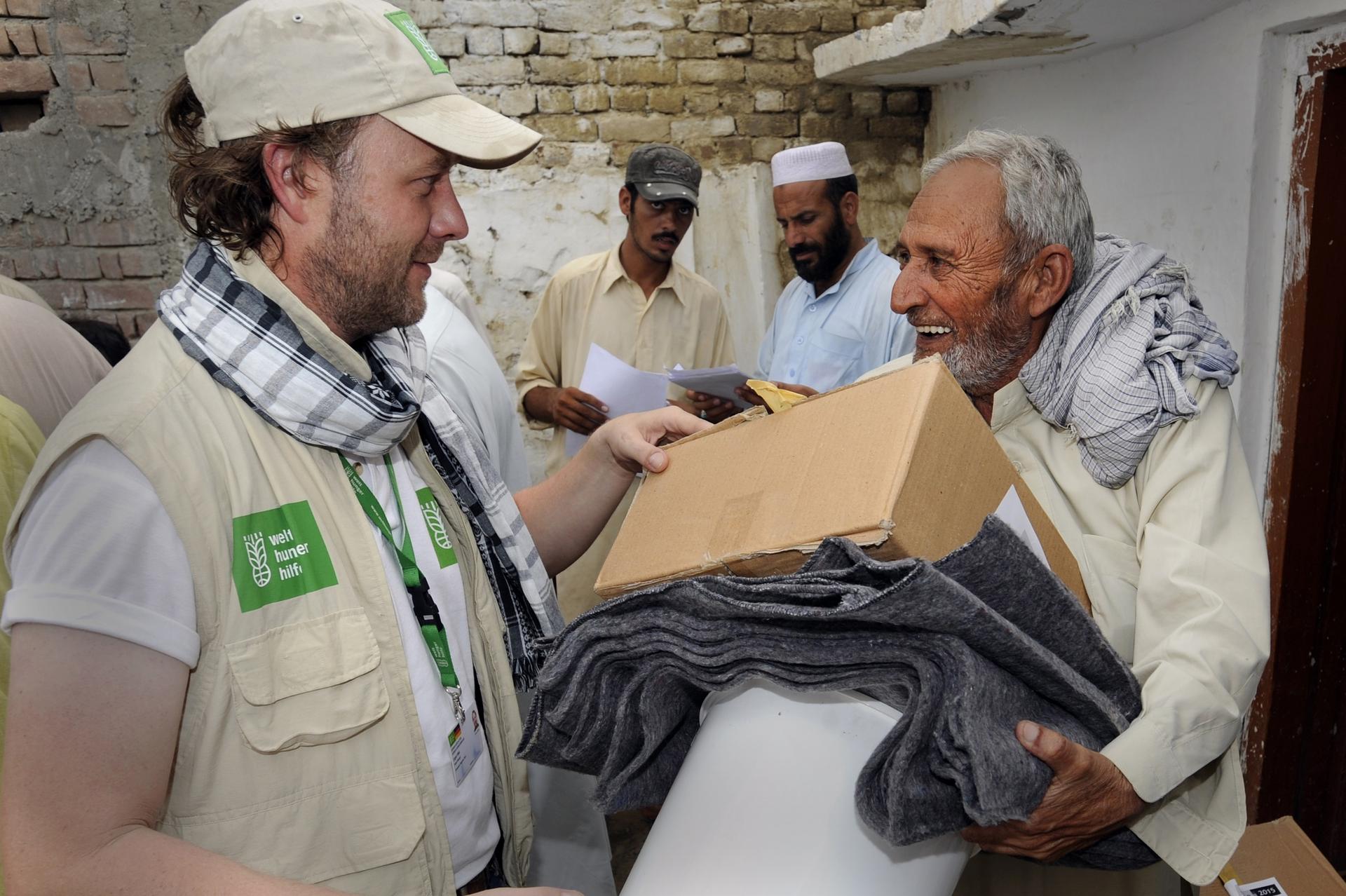 zwei Männer, Überreichung von Paket