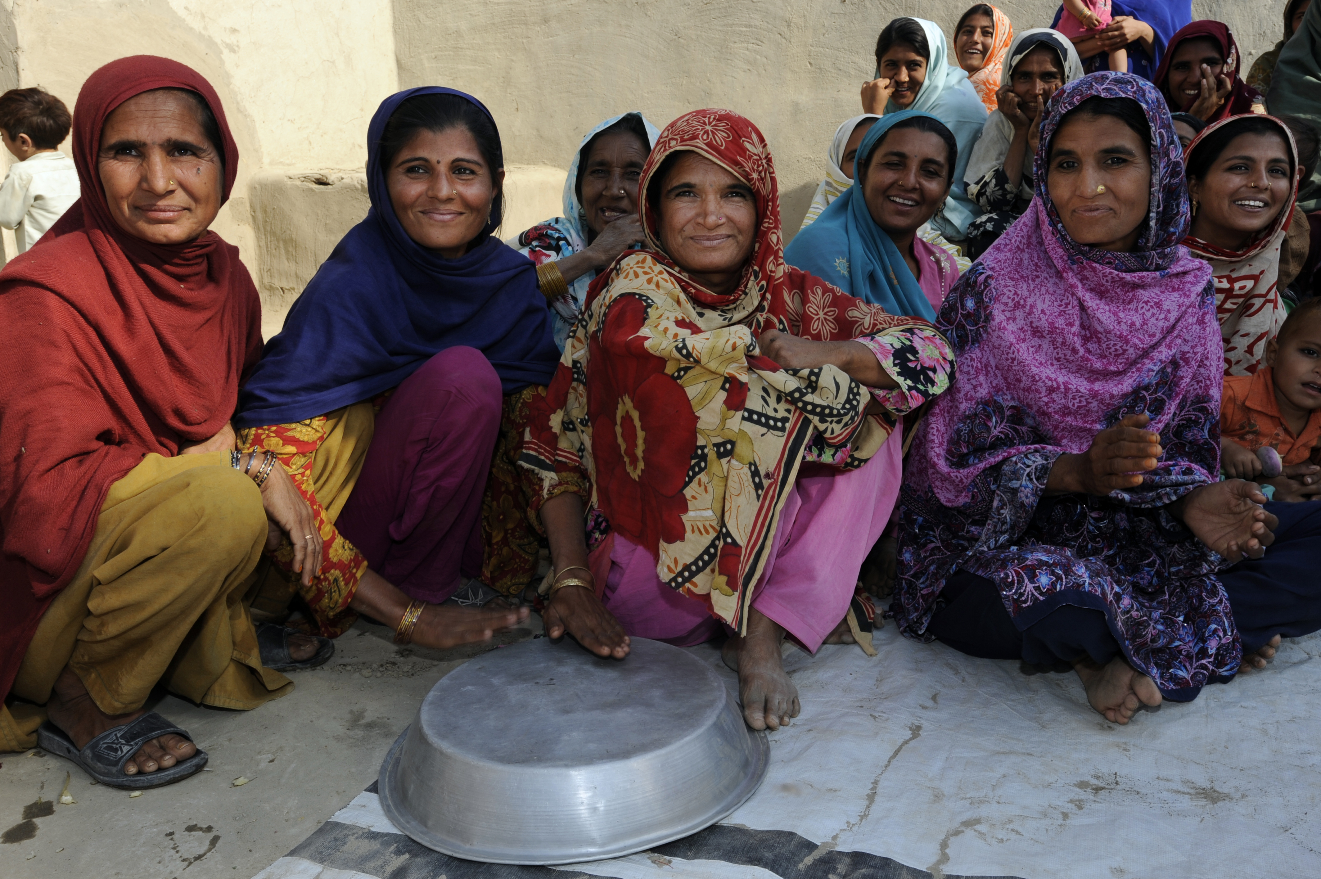 Mehrere Frauen sitzen auf dem Boden.