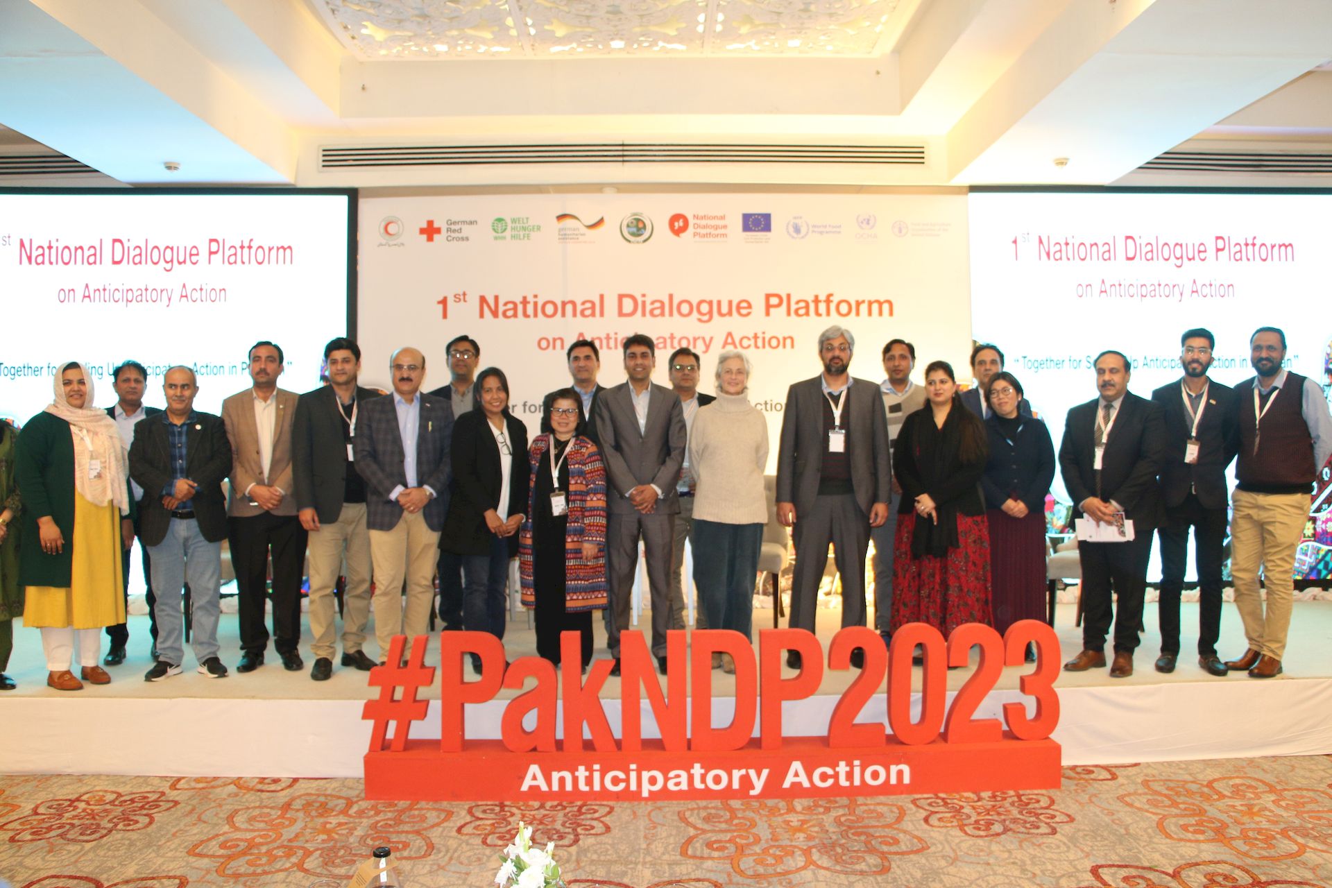 Gruppenbild von Teilnehmern auf einer Konferenz