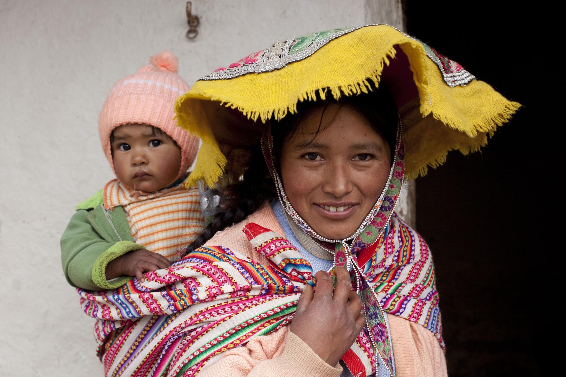 Viviana trägt ihr Kind auf dem Rücken