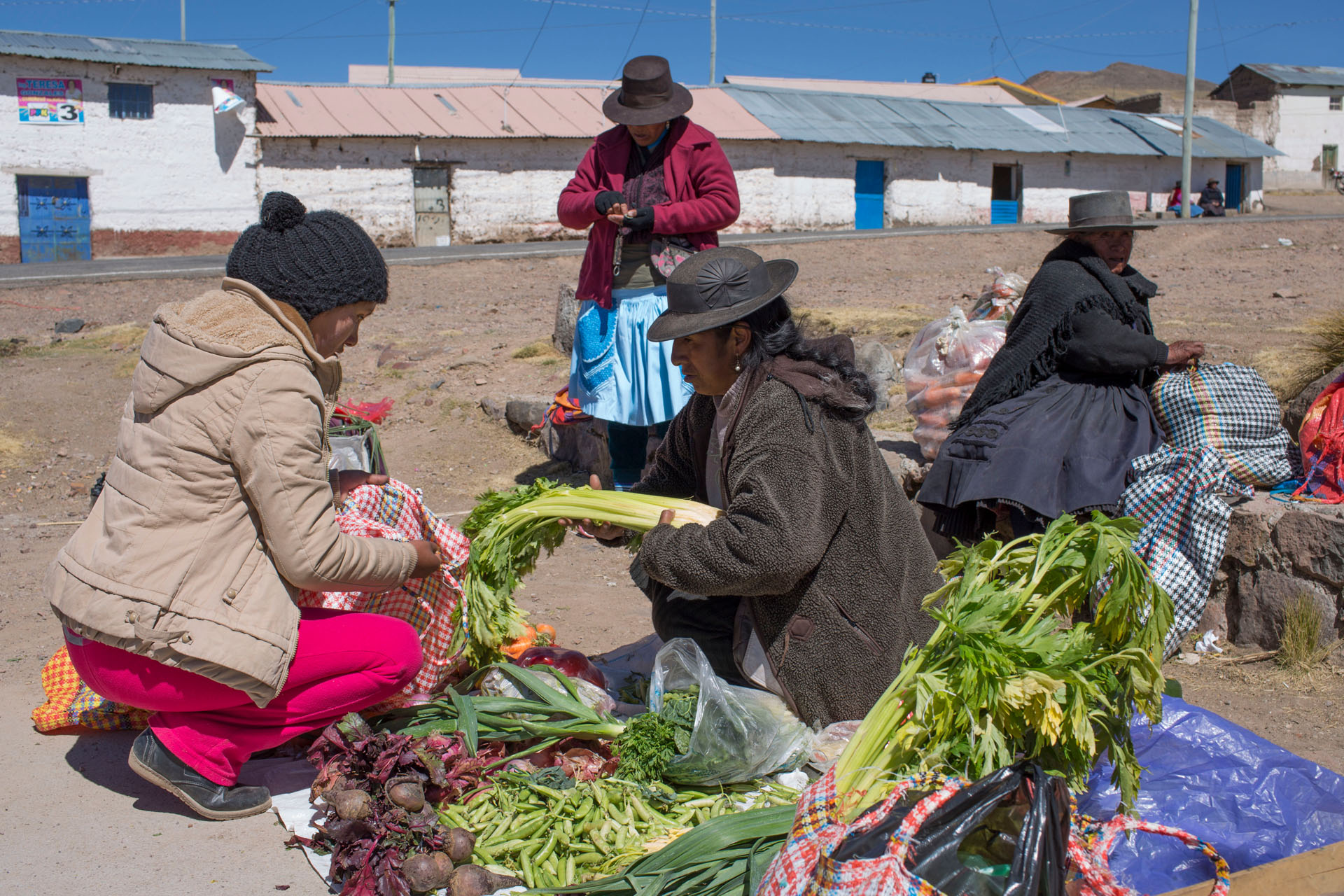 Indigene Menschen handeln mit Gemüse auf einem Markt im peruanischen Huaracco.