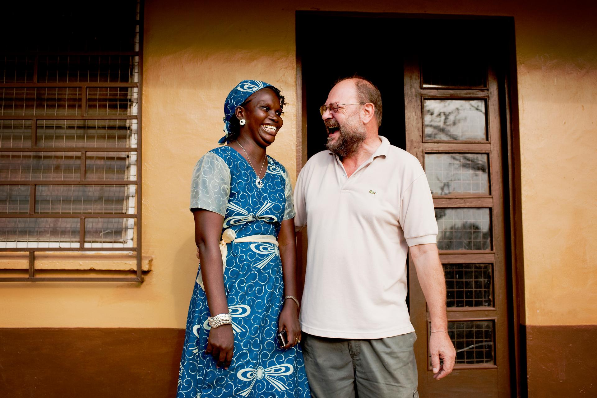 Pressereise in Sierra Leone: Antoinette Saffa und Franz Moestl vor deren Büro. 