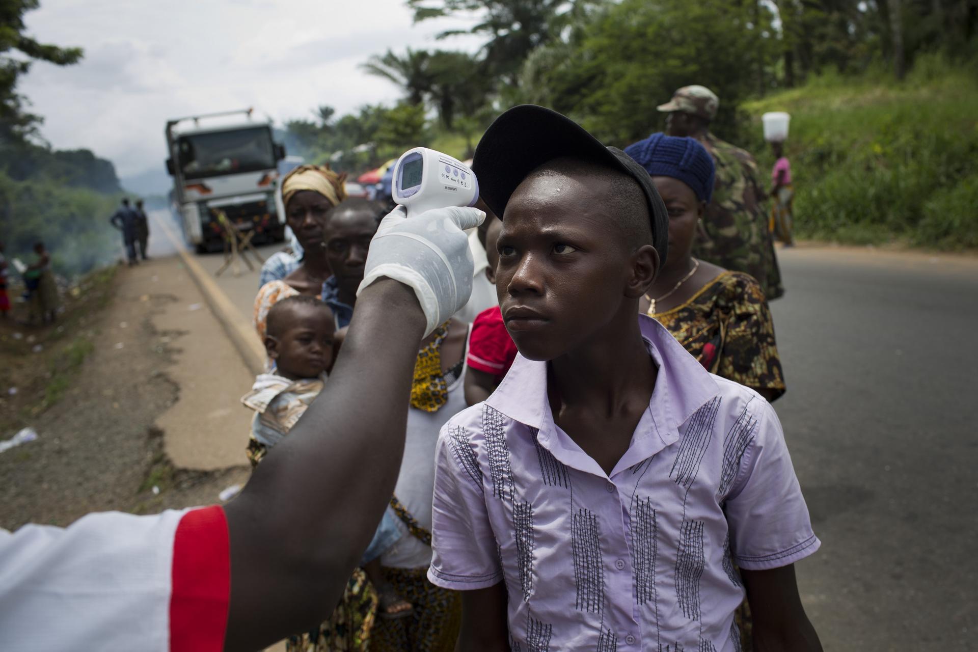 Bei einem jungen Mann wird Fieber gemessen