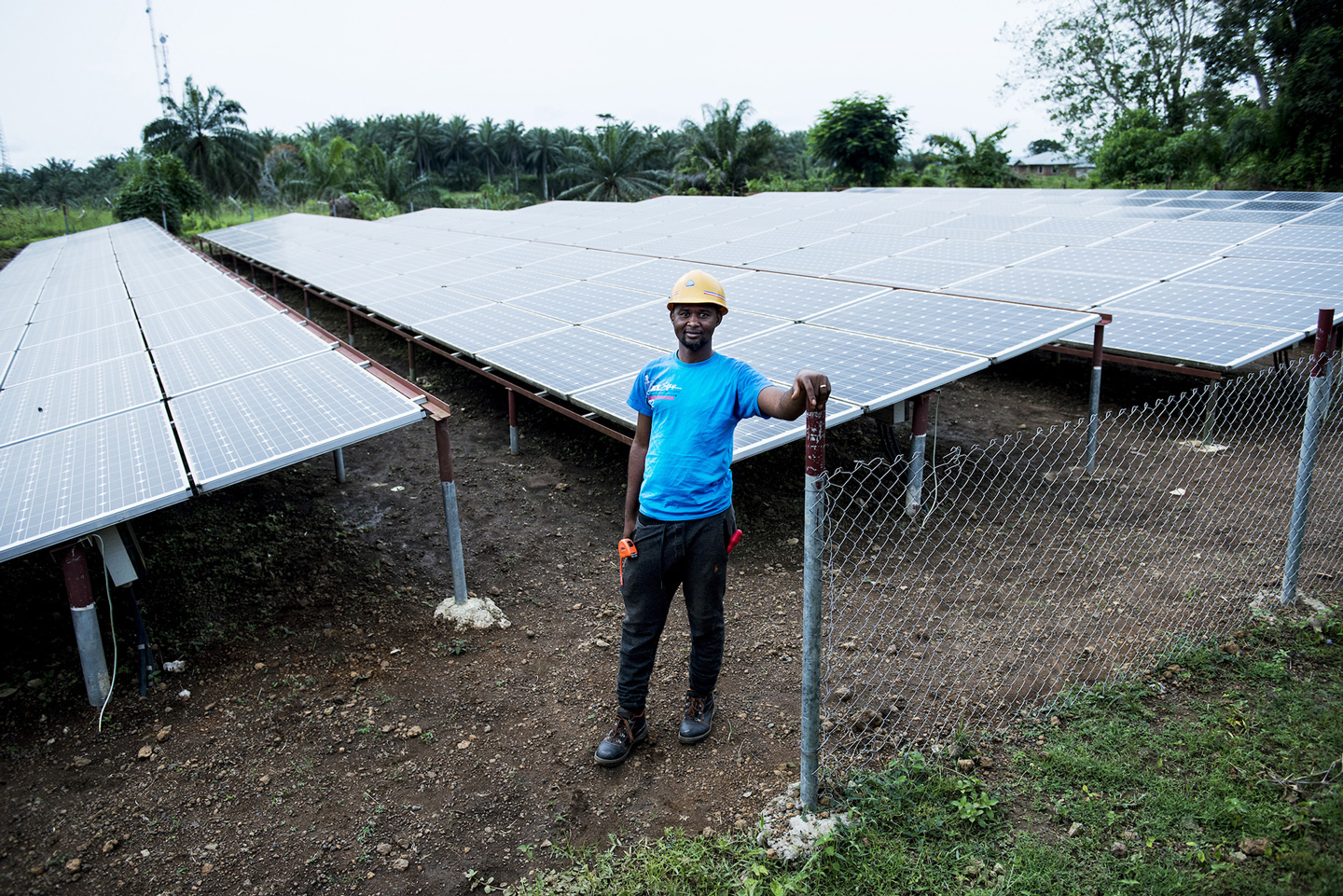 Techniker Sheka Massaquoi (32), Solaranlagen-Techniker der Welthungerhilfe, repariert und überprüft die Anlagen, die sich auf dem Krankenhausgelände des Nixon Hospitals in Segbwema, Sierra Leone befinden.