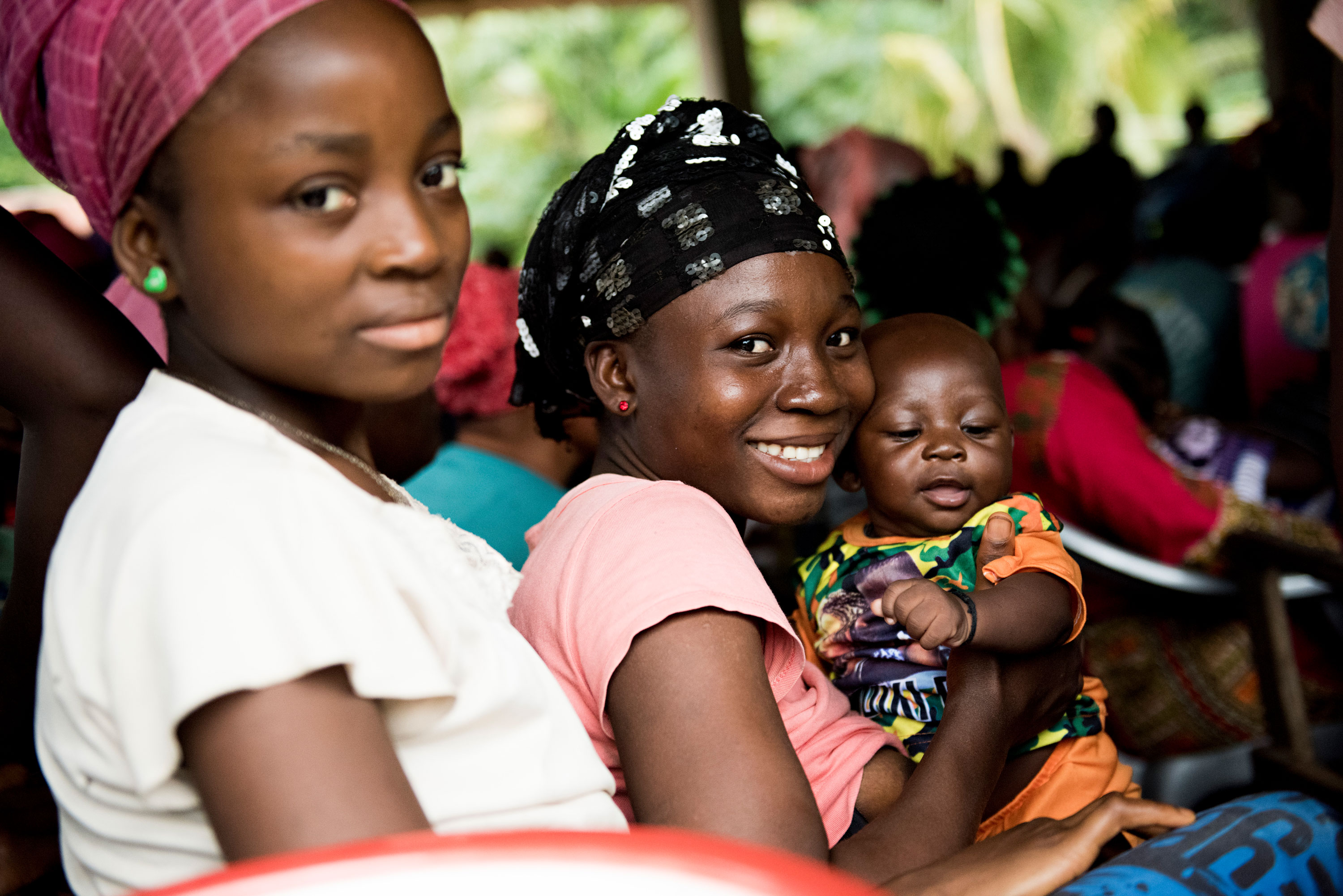 Ein Baby und zwei Frauen, Sierra Leone.