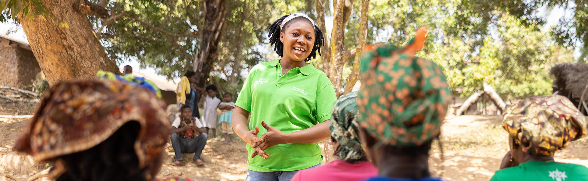 Eine Mitarbeiterin der Welthungerhilfe unterrichtet eine Gruppe junger Frauen und einen jungen Mann im Dorf Giehun