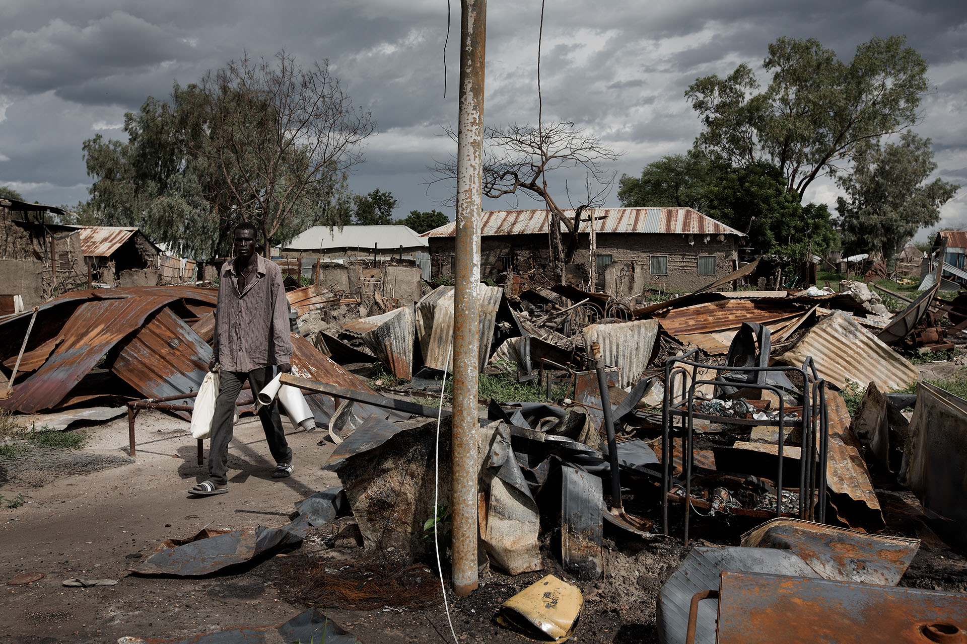 Ein Mann im Südsudan läuft durch die Trümmer einer Wohnsiedlung der Stadt Malakal.