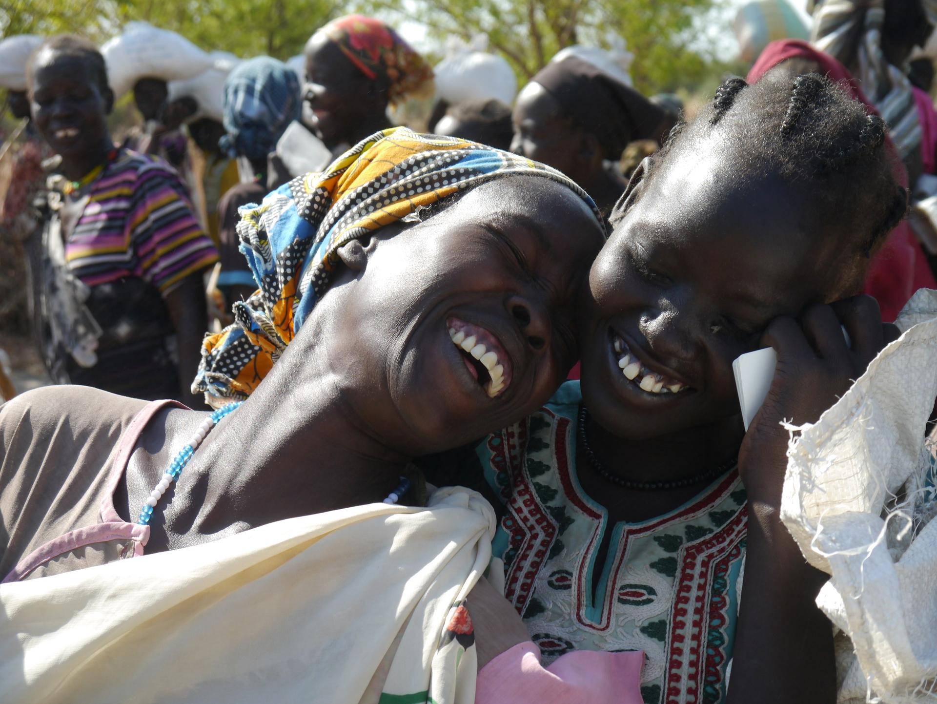 Zwei Sudanesinnen lachen