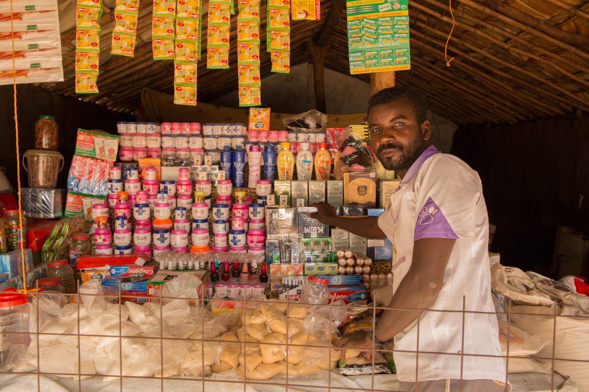 Ein Kleinhändler vor seinem Laden.