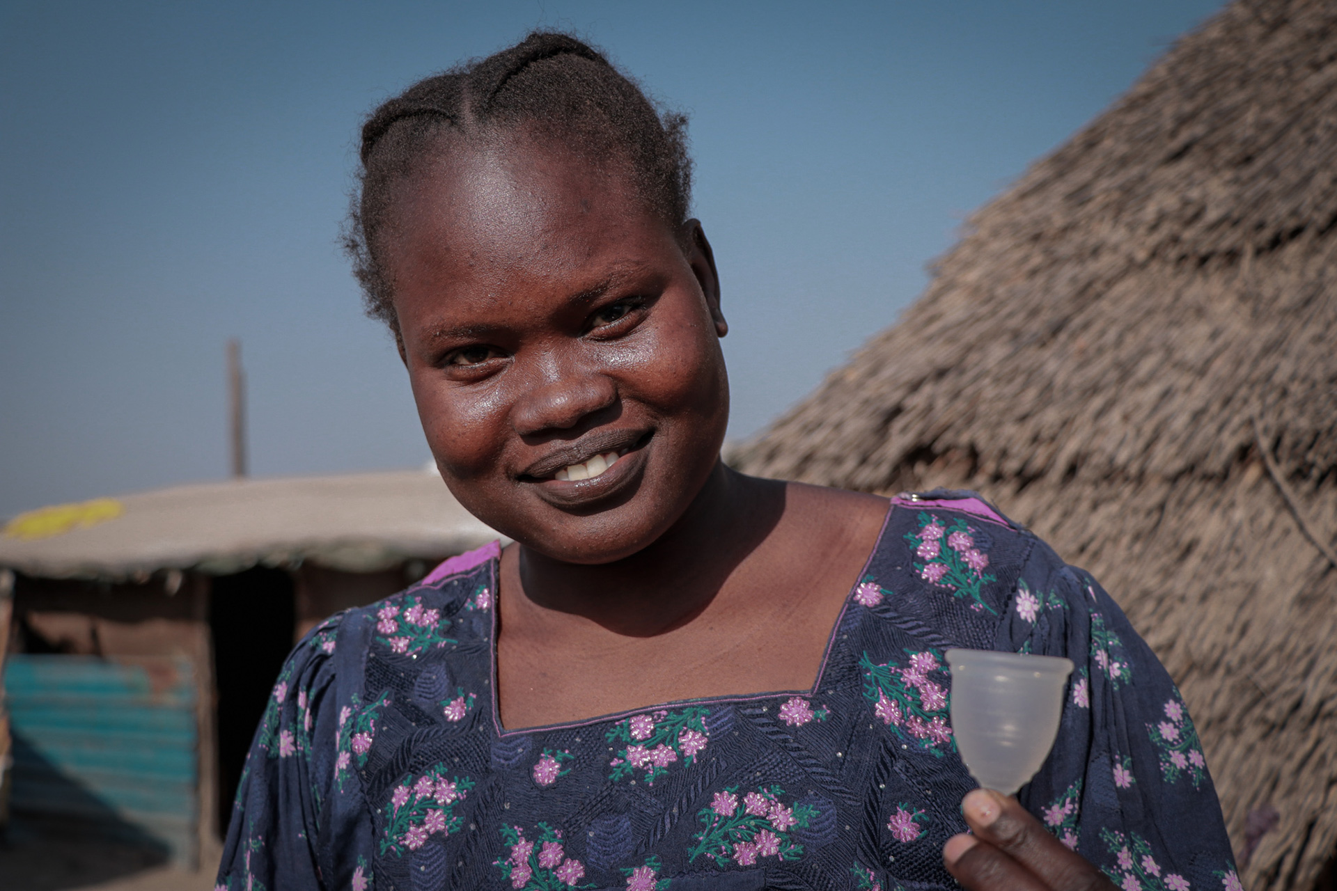 Eine junge Frau zeigt eine Menstruationstasse, Bentiu, Unity State, Südsudan Januar 2022. 
