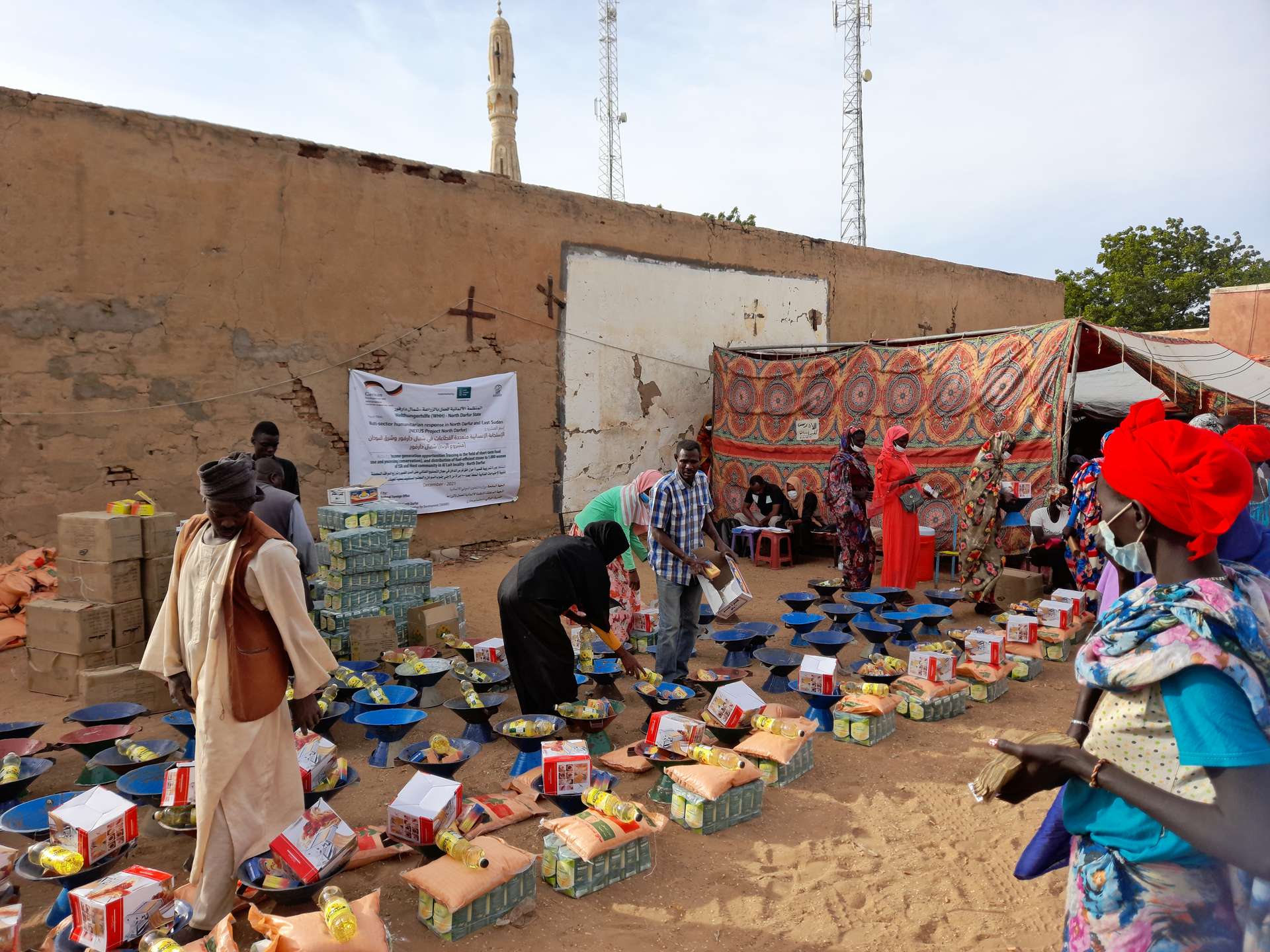 Für eine Lebensmittelverteilung werden Pakete zusammengestellt, Sudan, 2021