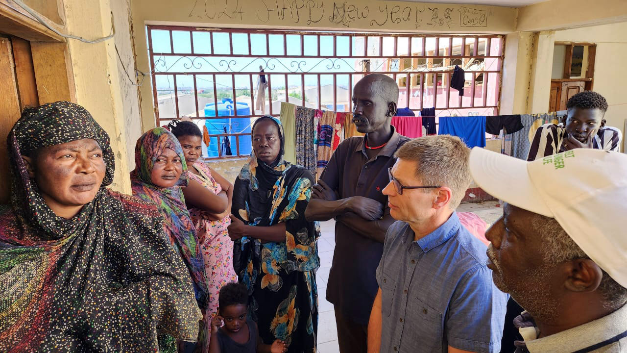 Mathias Mogge, Generalsekretär der Welthungerhilfe, besucht ein Camp für Binnenflüchtlinge in Port Sudan, Sudan.