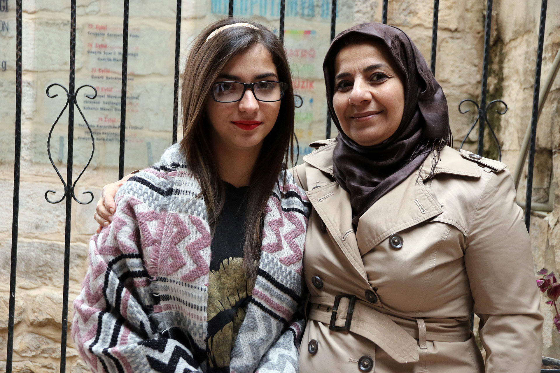 Zwei syrische Frauen in Mardin, Türkei