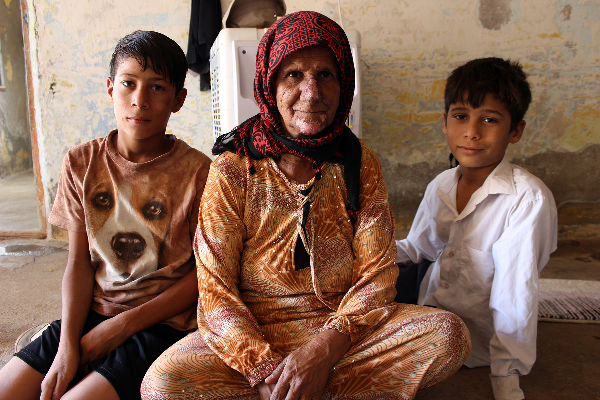 Die beiden Brüder Ibrahim und Juan mit ihrer Mutter in der Türkei