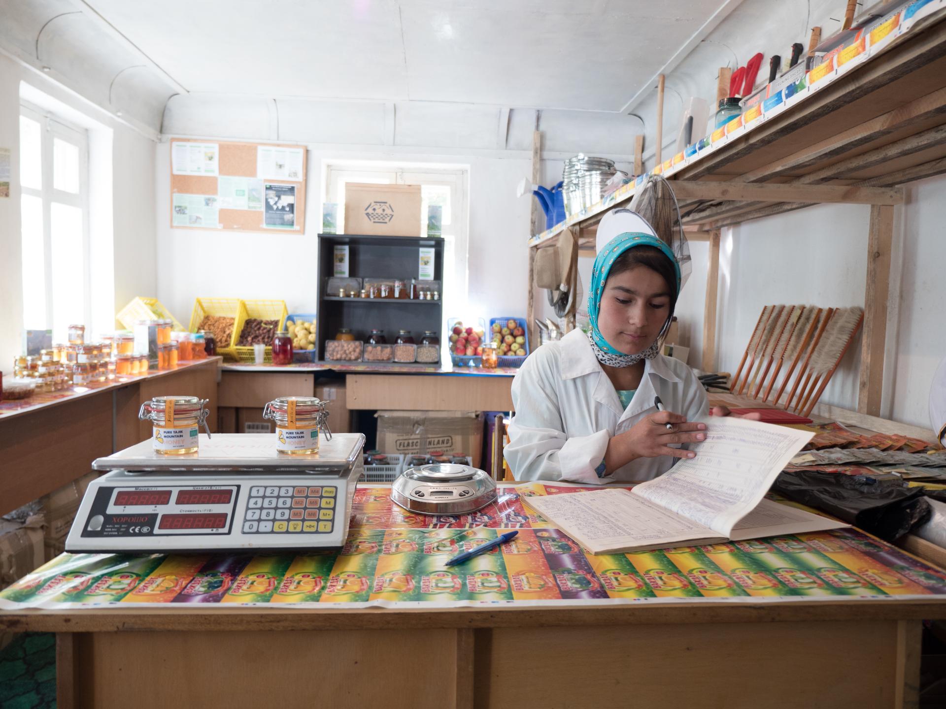Honigproduktion im Zerafshan Tal Honey production in Zarafshan Valley, Tadzhikistan