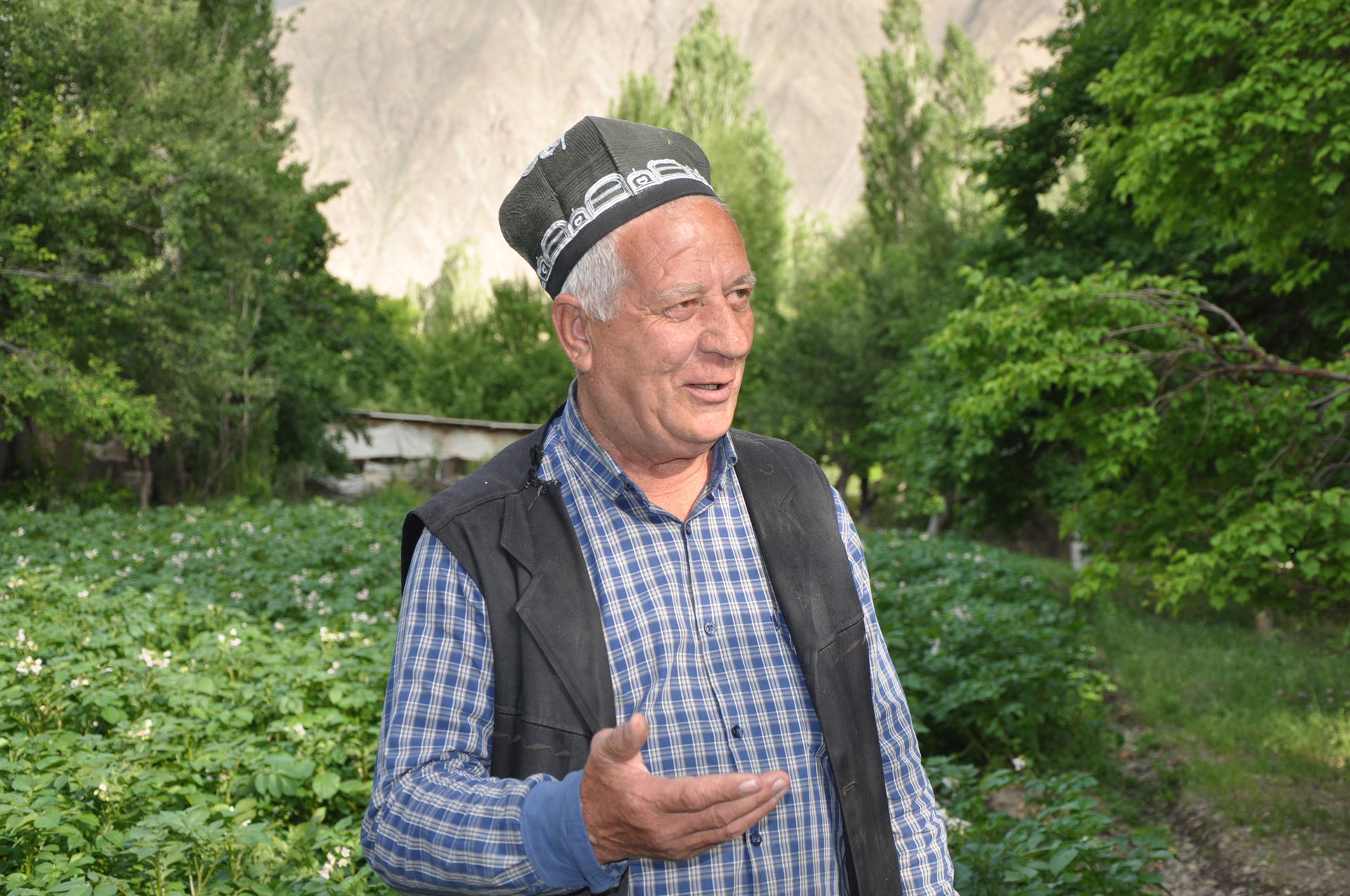 Azim Choragabov (65) in seinem Garten in Pokhut, Nord-Tadschikistan.