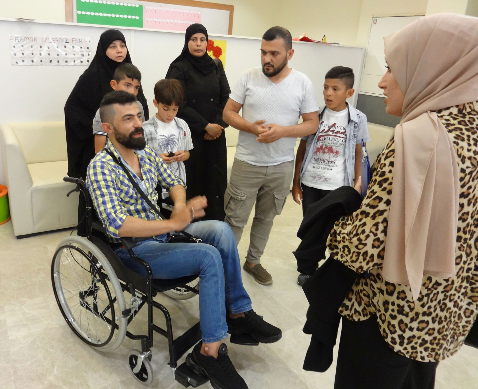Eine Gruppe Geflüchteter aus Syrien sucht in einem Beratungszentrum in Istanbul Unterstützung.