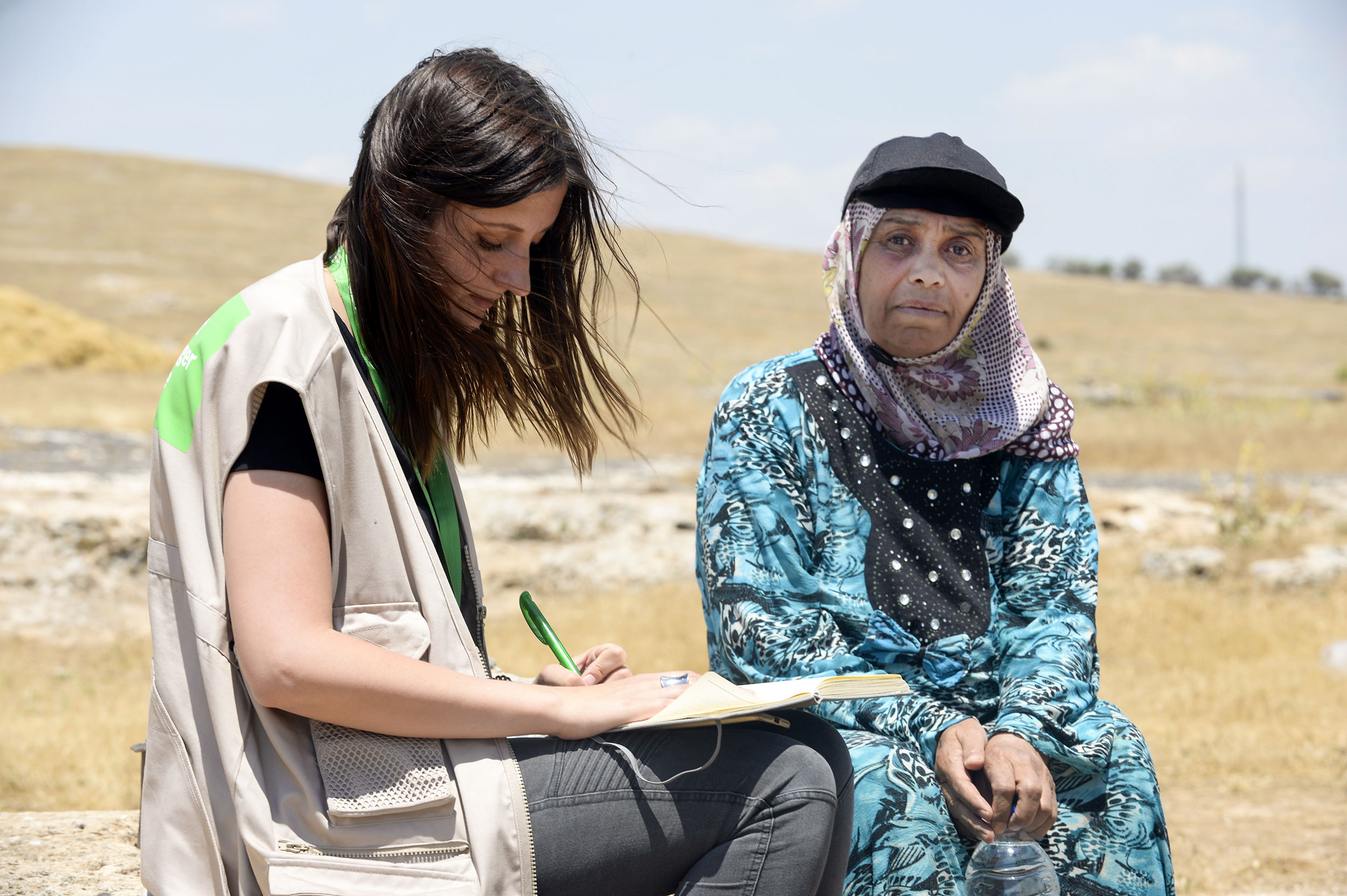 Jessica Kühnle im Gespräch mit einer älteren syrischen Frau