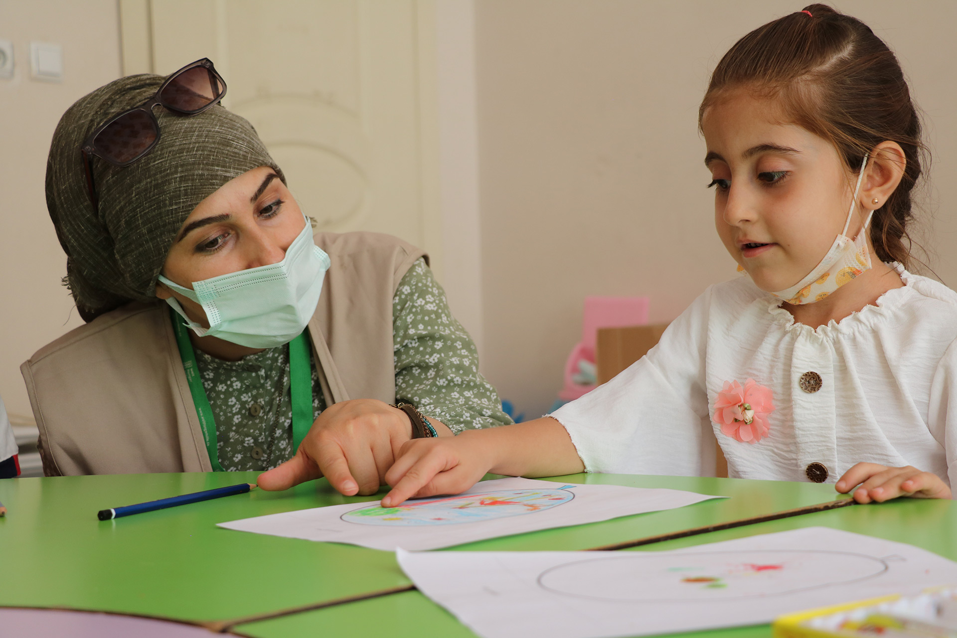 Eine Frau und ein Kind sitzen nebeneinander.