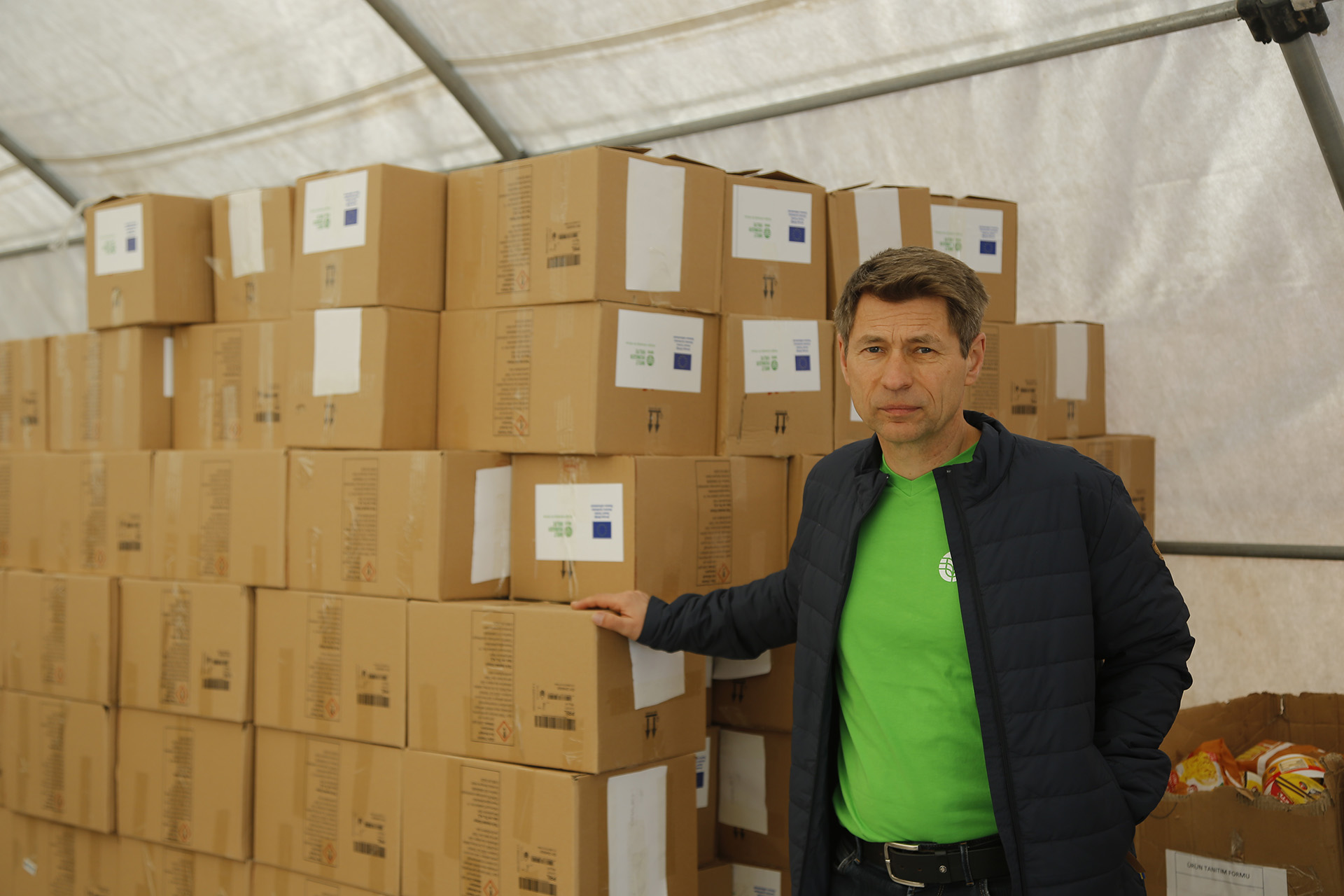 Generalsekretär Mathias Mogge in einem Lagerhaus in Diyarbakir, wo Lebensmittelpakete lagern.