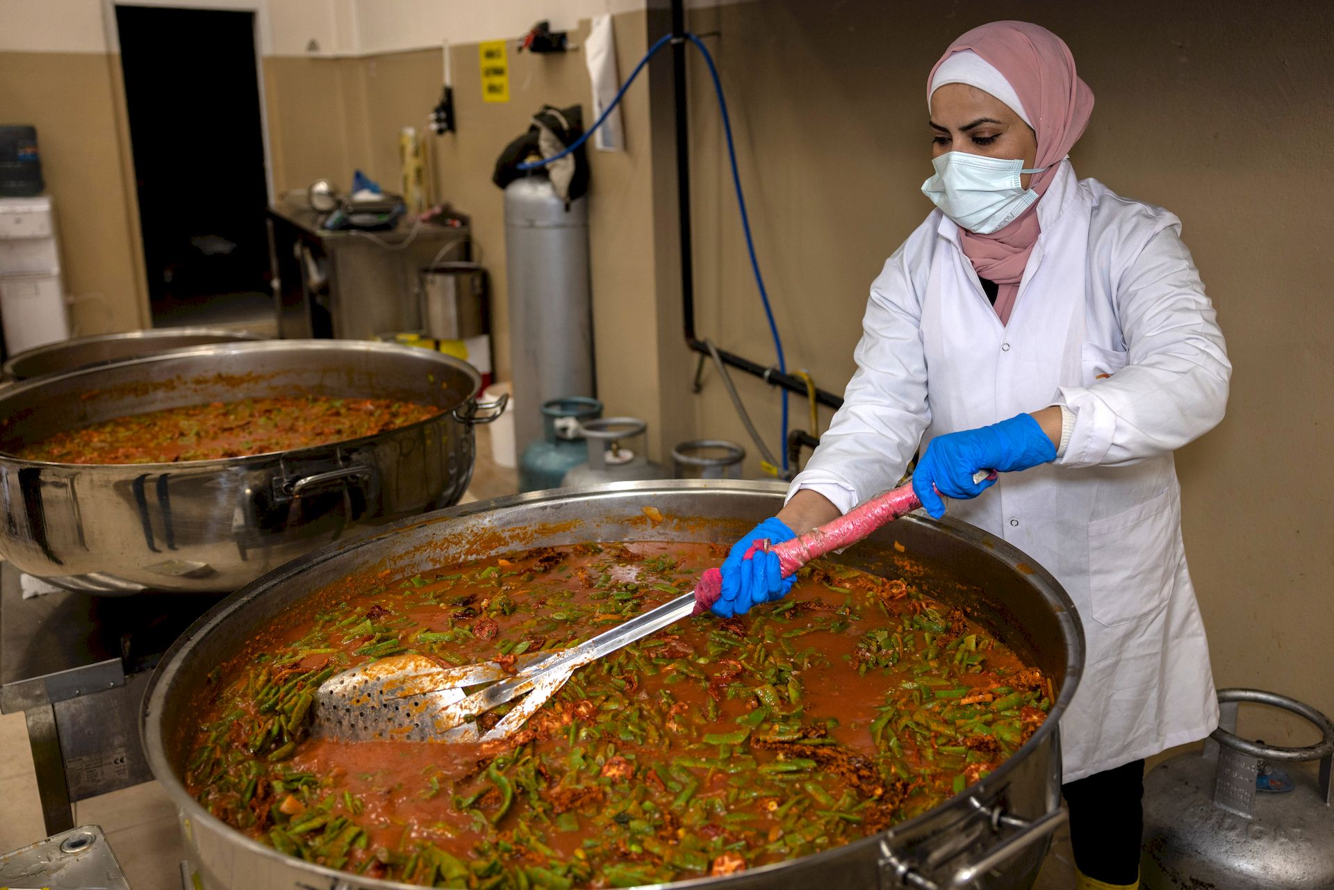 Hatice Hanan kocht in großen Pfannen Mahlzeiten für die Erdbebenopfer in der Türkei