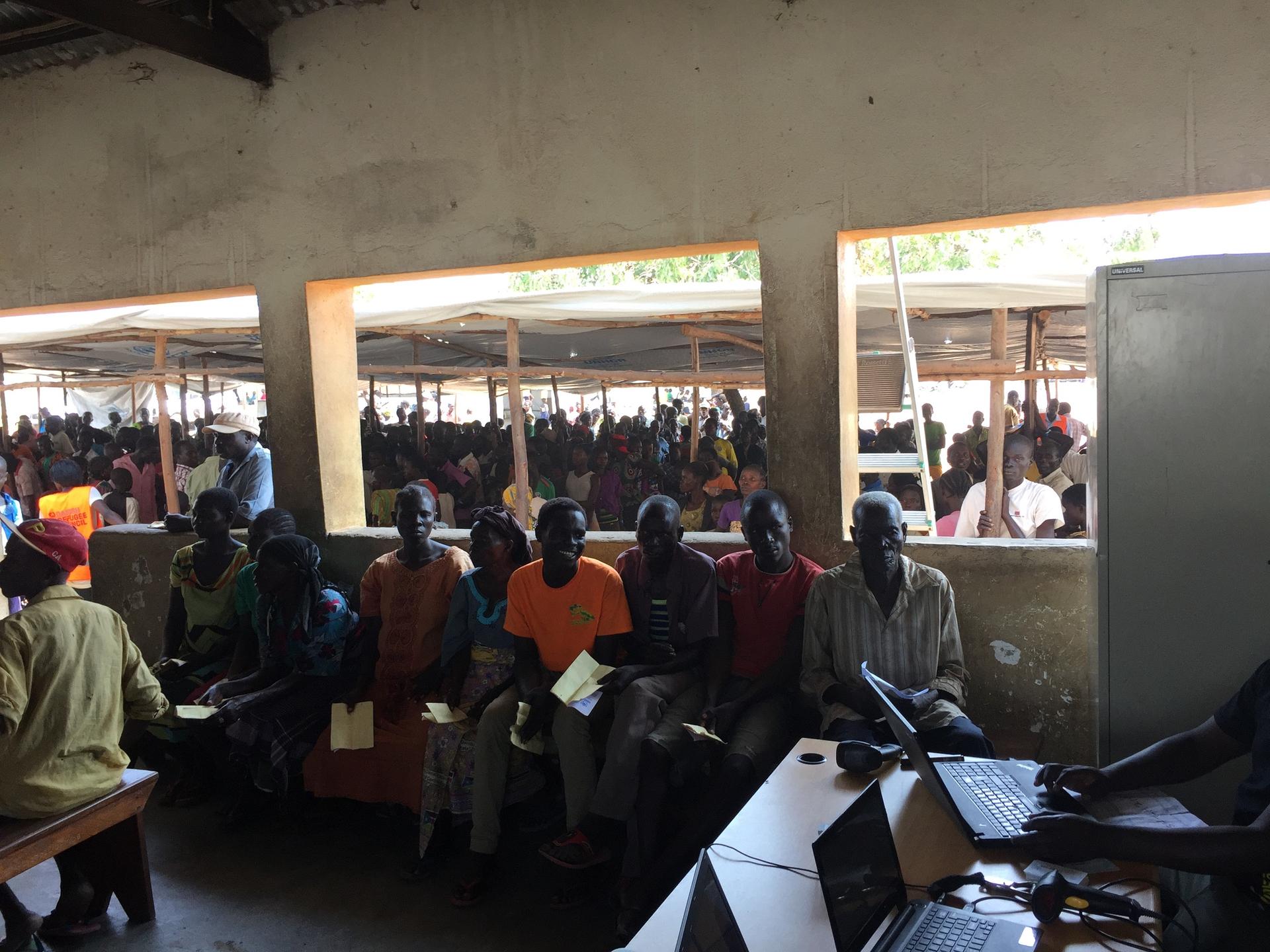 Flüchtlinge warten auf ihre Registrierung.