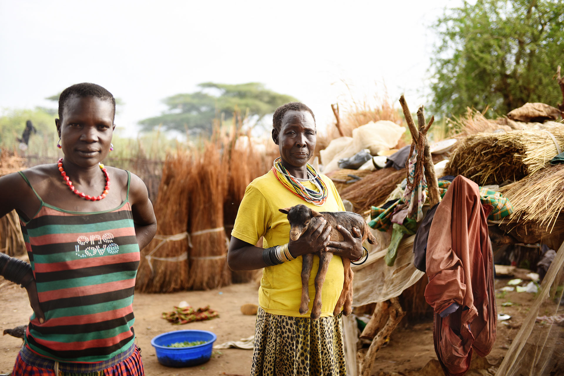Eine Frau hält eine Ziege auf dem Arm in Moroto, Uganda.