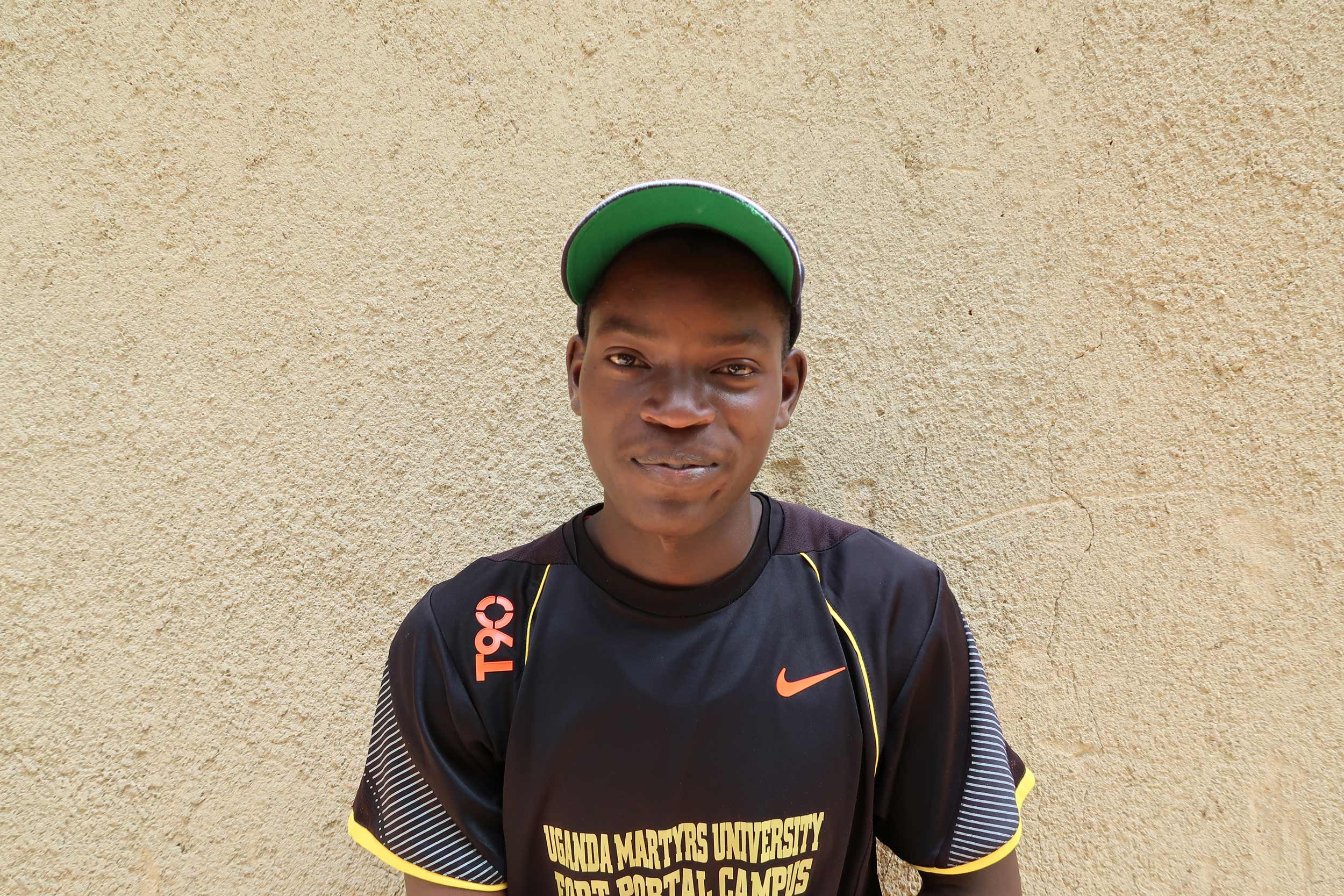 Ein junger Mann mit eine grünen Kappe.