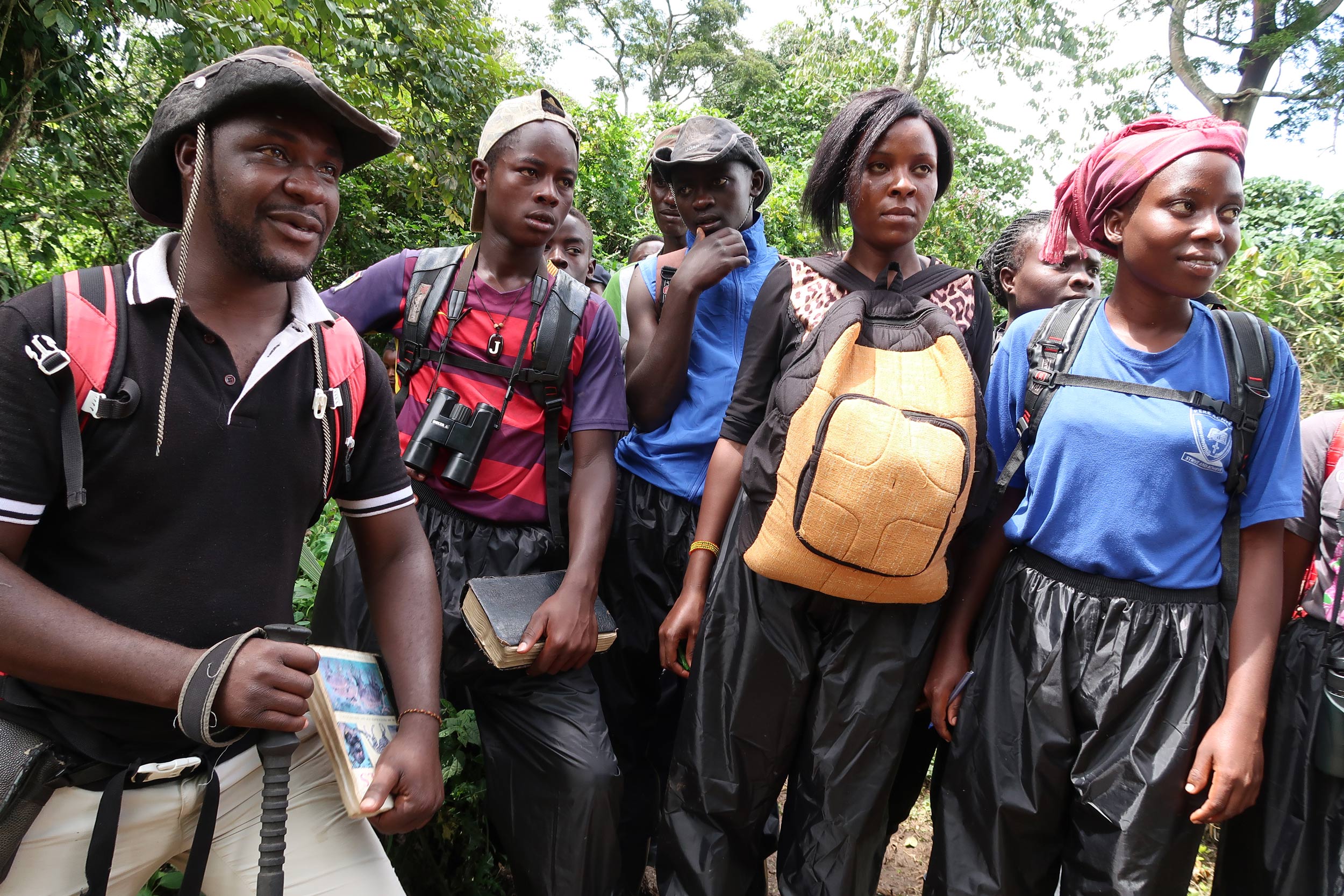 Fünf Menschen stehen im Wald.