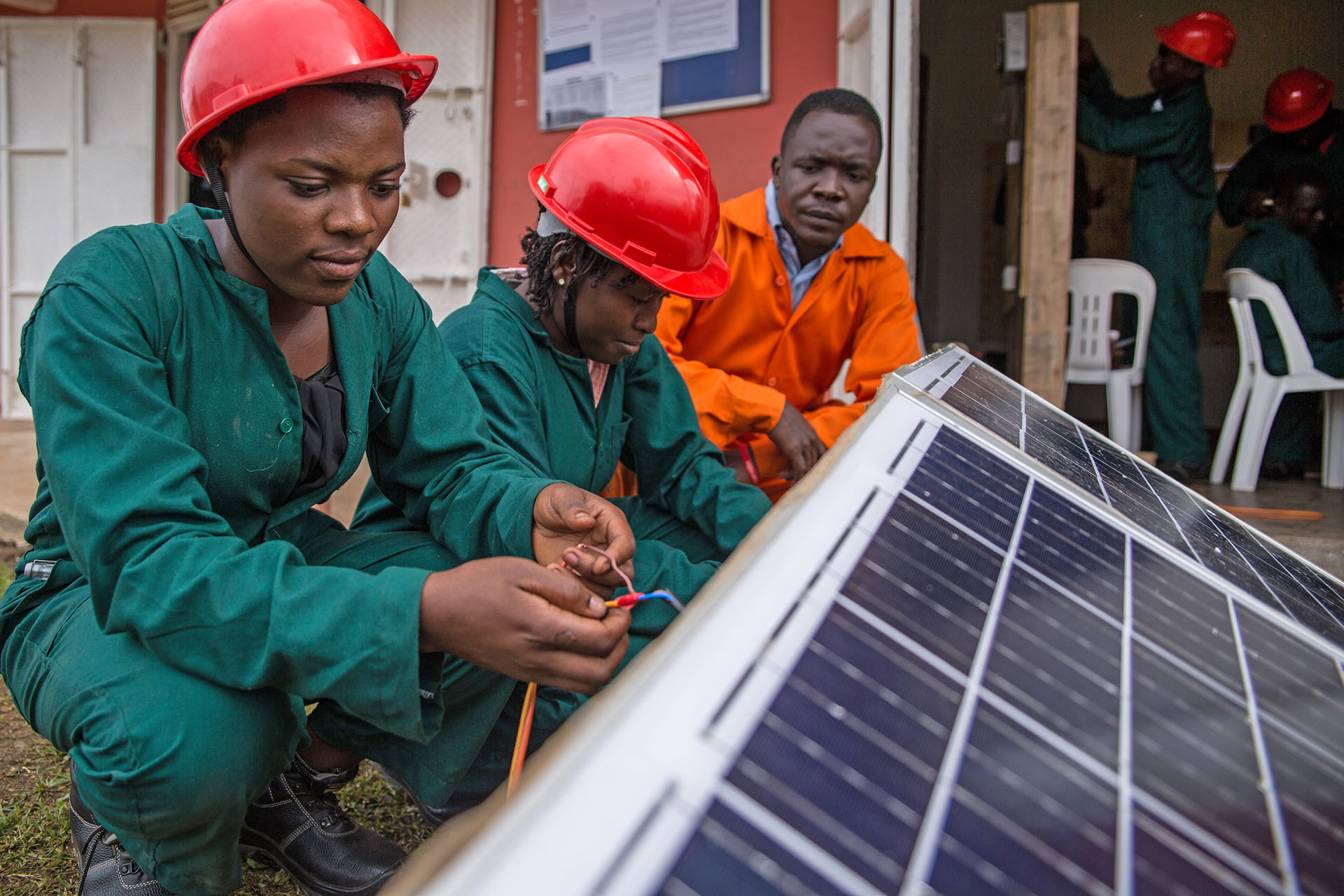 Zwölf Lehrlinge lernen als Teil des Green Colleges in Uganda, wie man Solaranlagen installiert. Zwei der Auszubildenden sind Frauen.