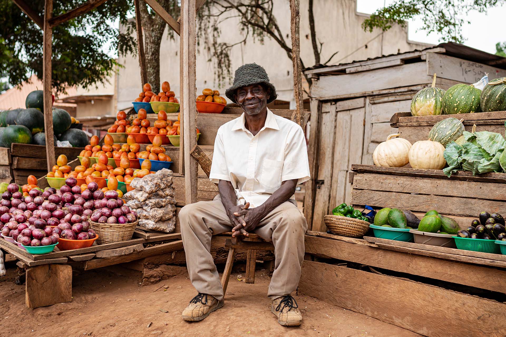 Dem Hunger trotzen: Ein Mann in Uganda bietet seine Ware auf einem Markt an.