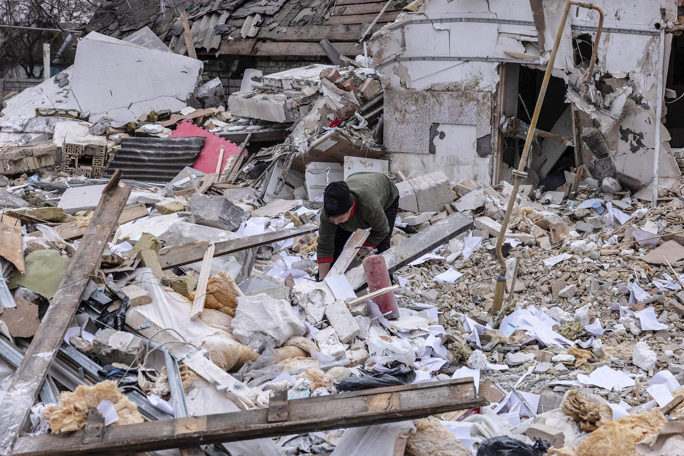 Ein massiv zerstörtes Haus in der Ukraine