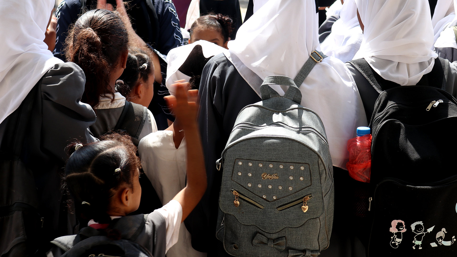 Eine Gruppe von Schülerinnen im Jemen