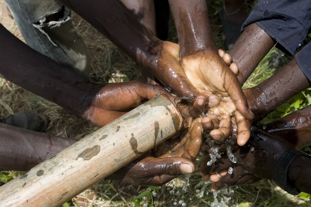 Kinder waschen sich am Brunnen die Hände in Nkayi, Region Matabeleland, in Simbabwe.