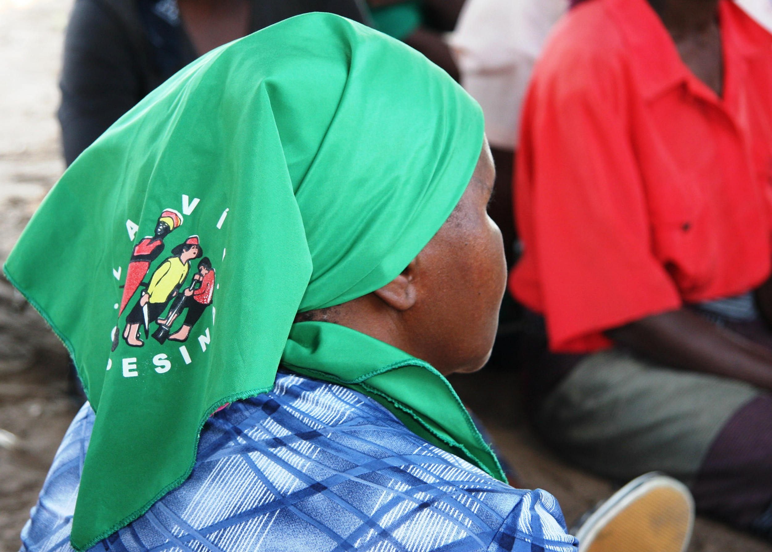 Eine Frau in Bolivien mit grünem La Via Campesina Tuch. 