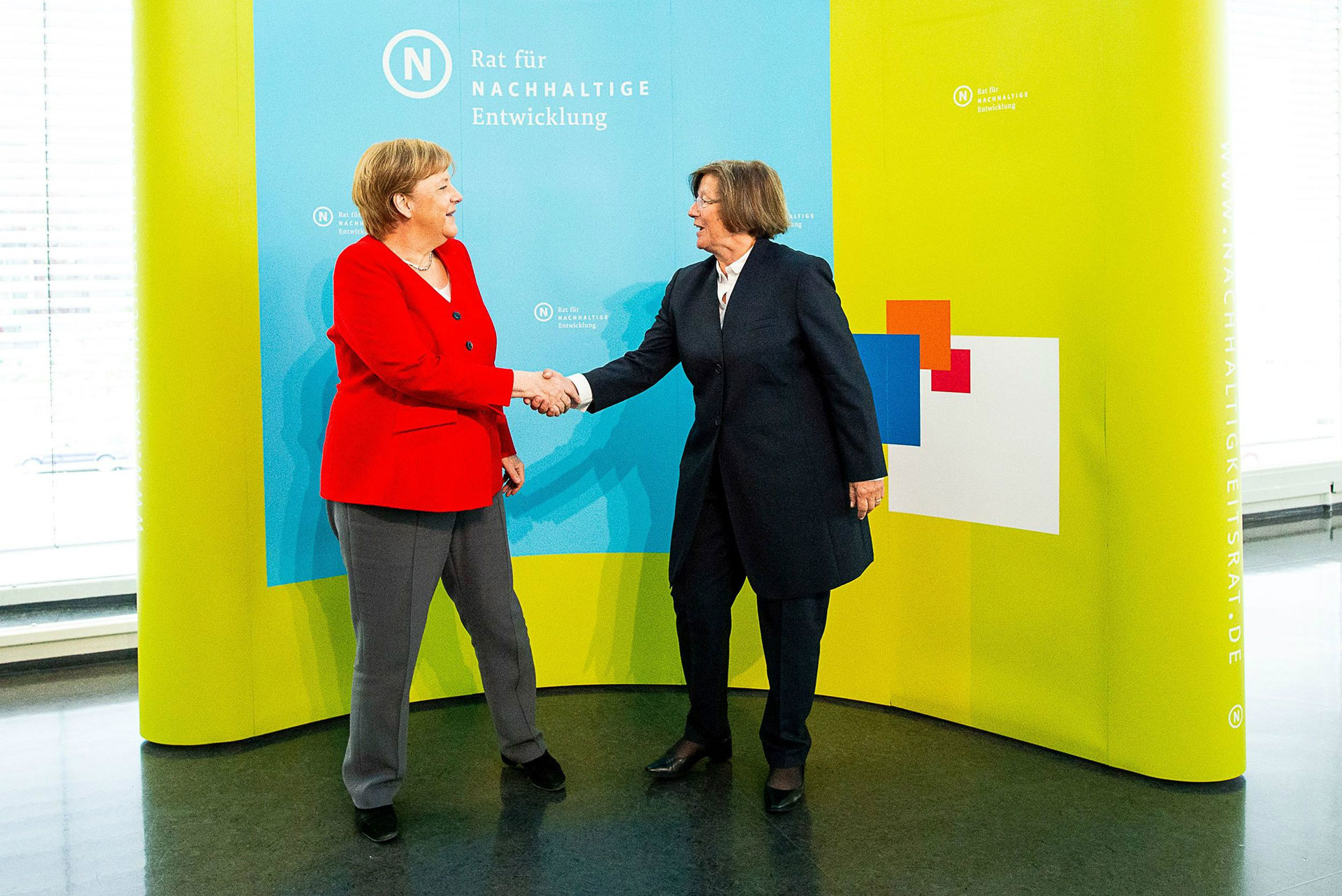 Bundeskanzlerin Angela Merkel und die Vorsitzende des Rats für Nachhaltige Entwicklung (RNE), Marlehn Thieme.