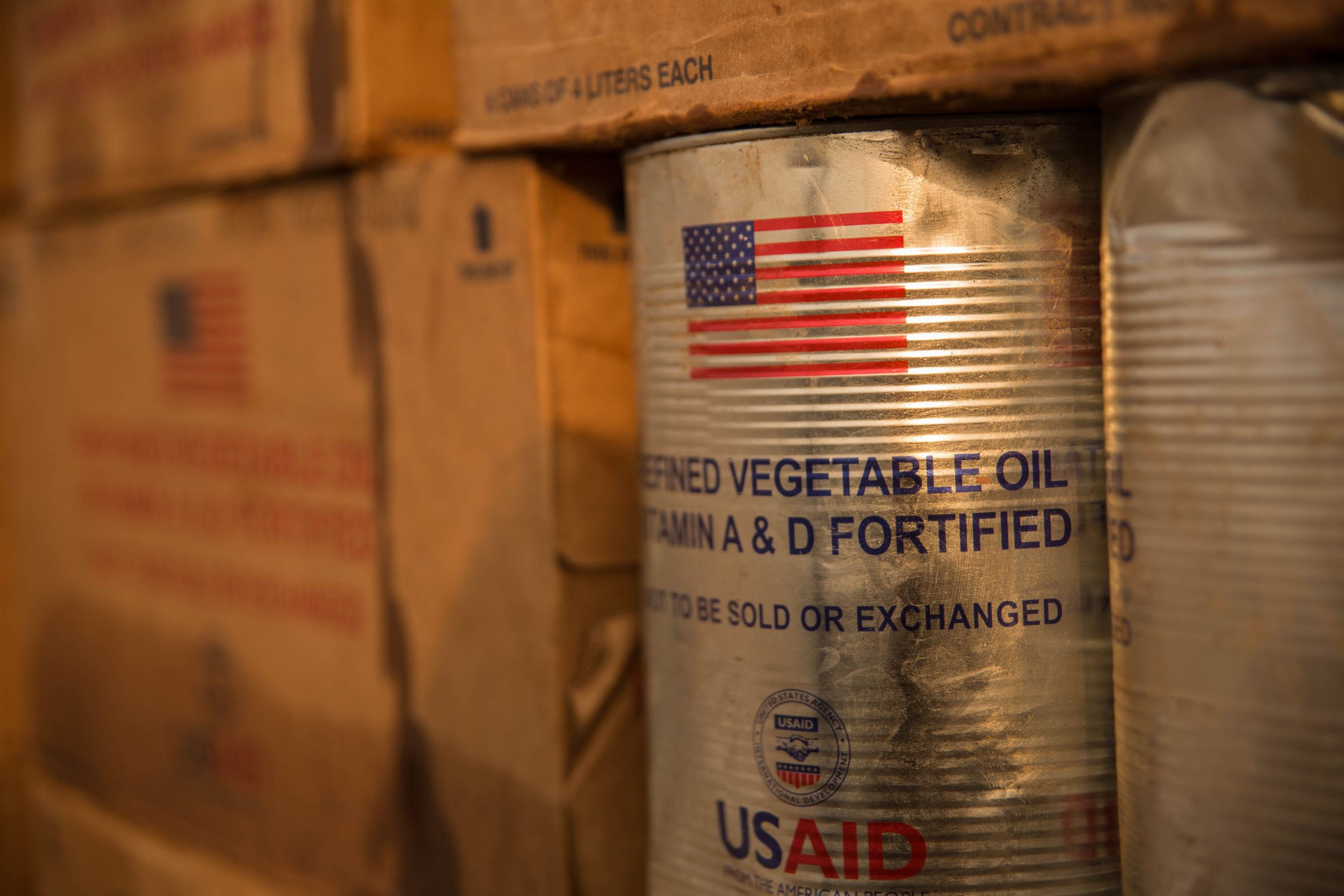 Eine Dose Speiseöl, darauf das Logo der USAID.