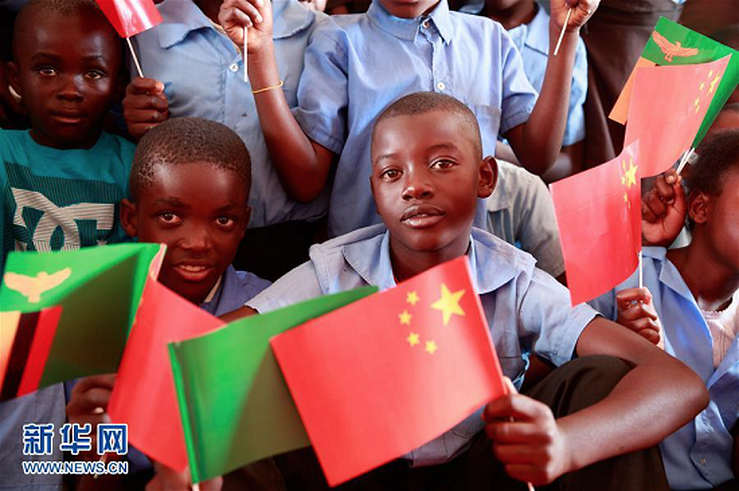 Schulkinder in Sambia mit chinesischer Flagge in der Hand. 